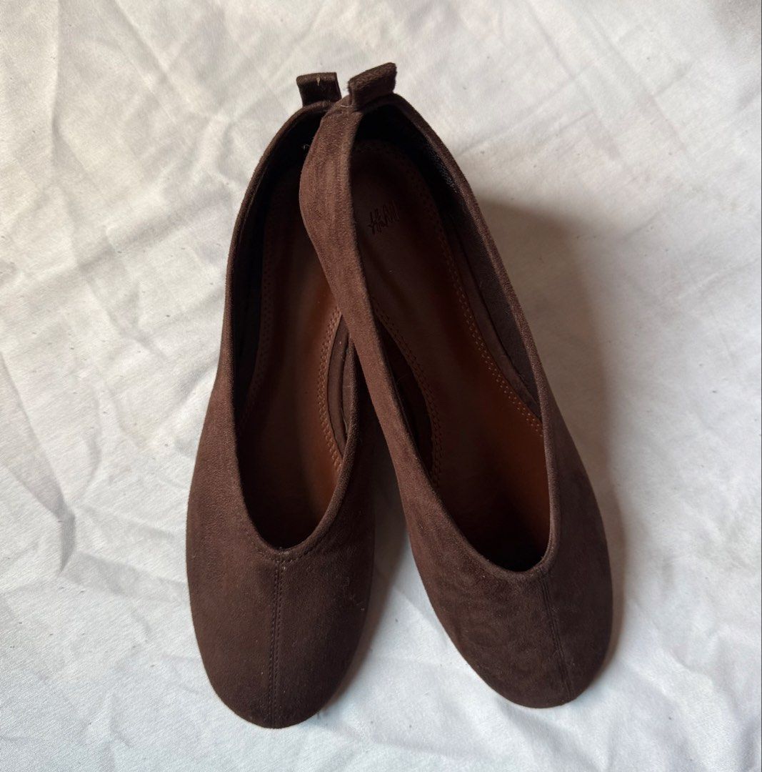 H&M Brown Suede Flats (Category: Flats & Sandals) located in Daet. Submitted by matchapompom (Listing ID 1466858184, Image 1). Description: - Brand: H&M - Style: Slip-on brown suede flats - Features: Soft finish, deep brown inner lining, and heel pull tabs for easy wear - Condition: Great, comfortable daily footwear.