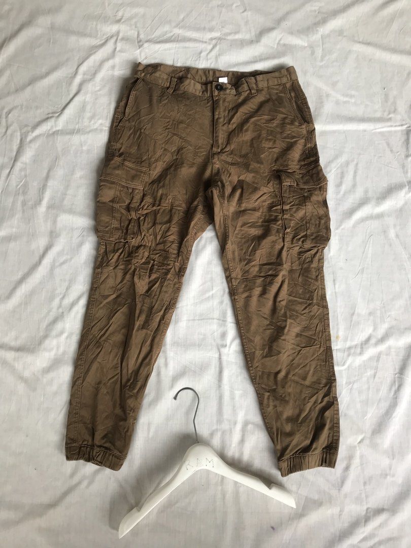 H&M Cargo Pants (Category: Joggers) located in San Fernando. Submitted by ramjames18 (Listing ID 1466911169, Image 2). Description: •H&M Cargo Pants🔥 -Excellent Condition -9.+/10 Color Rate (Need wash) -6 Pockets -W:32 (30-33 waistlines) -L:37” Pm sa interested! 📥📥 .