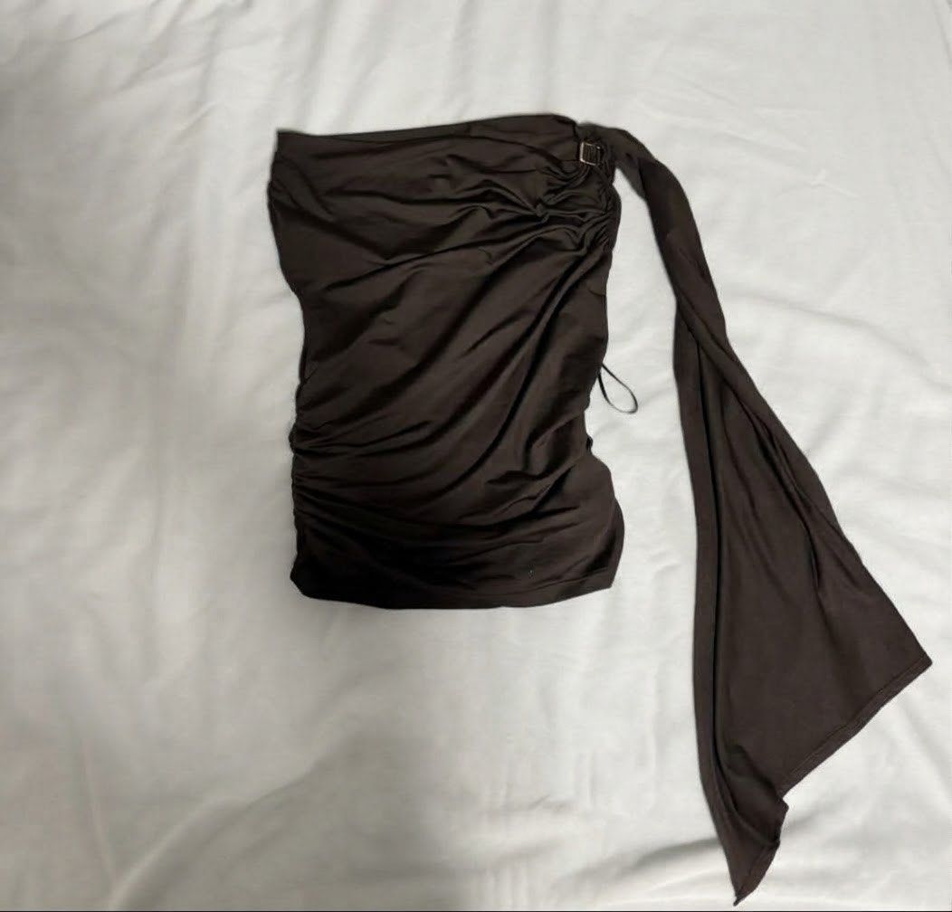 H&M Dark Brown Draped Off Shoulder Top (Category: Others Tops) located in Manila. Submitted by glossywife (Listing ID 1466853367, Image 1). Description: Size Medium Tried on only but never worn out No tags anymore Super cute gold buckle detail! Rfs: too loose on me Mop: bank transfer Mod: grabexpress / j&t / lalamove Helping tags: Brandy Melville Zara Isa the label H&M Cotton On Stradivarius Phia Hollister Subdued John Galt Miu the label Traje Li