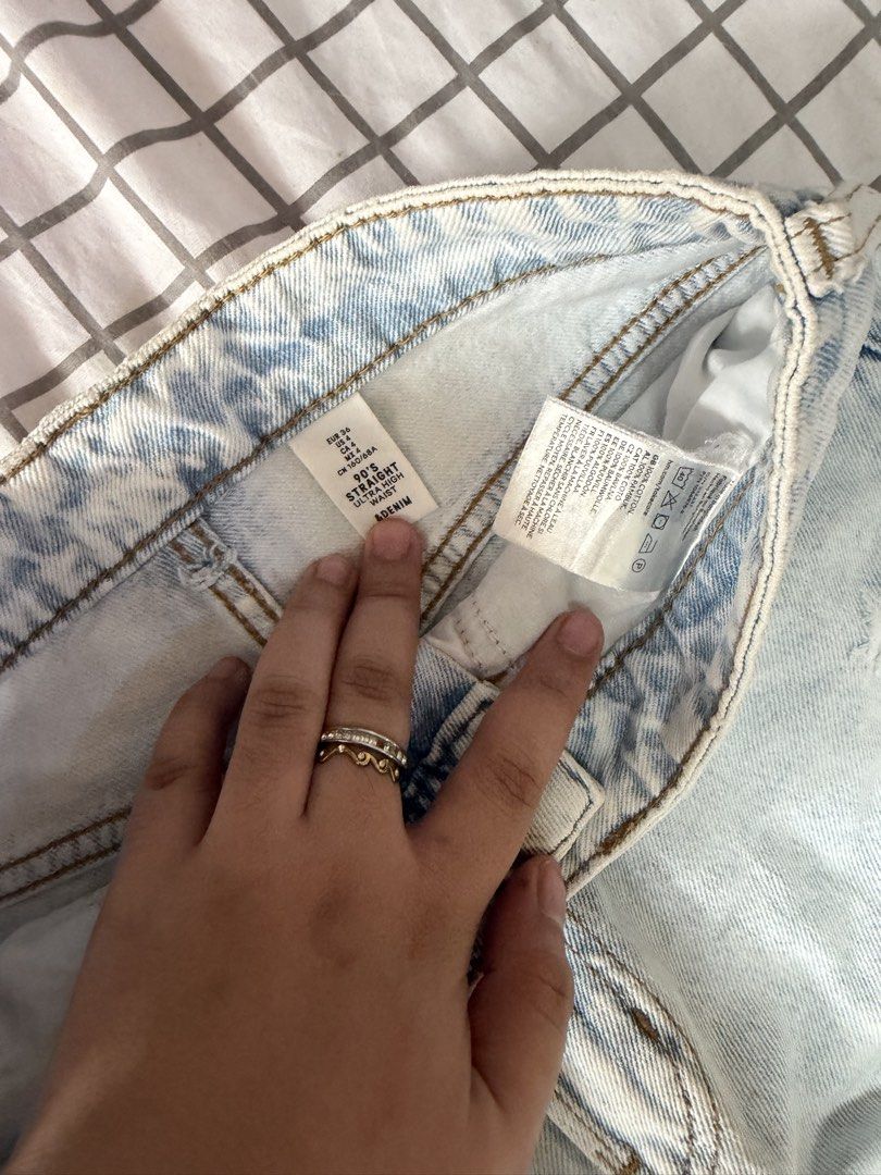 H&M denim with knee rips (Category: Jeans) located in Quezon City. Submitted by pinkyswearshop (Listing ID 1466809532, Image 3). Description: .