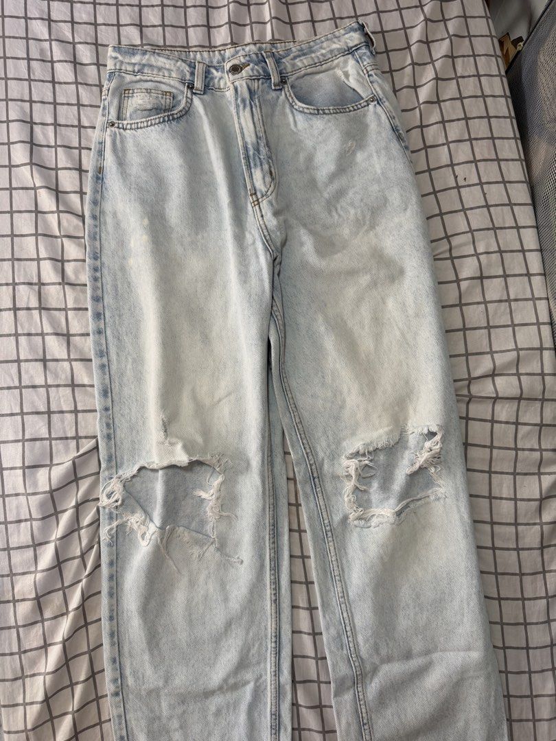 H&M denim with knee rips (Category: Jeans) located in Manila. Submitted by pinkyswearshop2.0 (Listing ID 1466830308, Image 2). Description: .