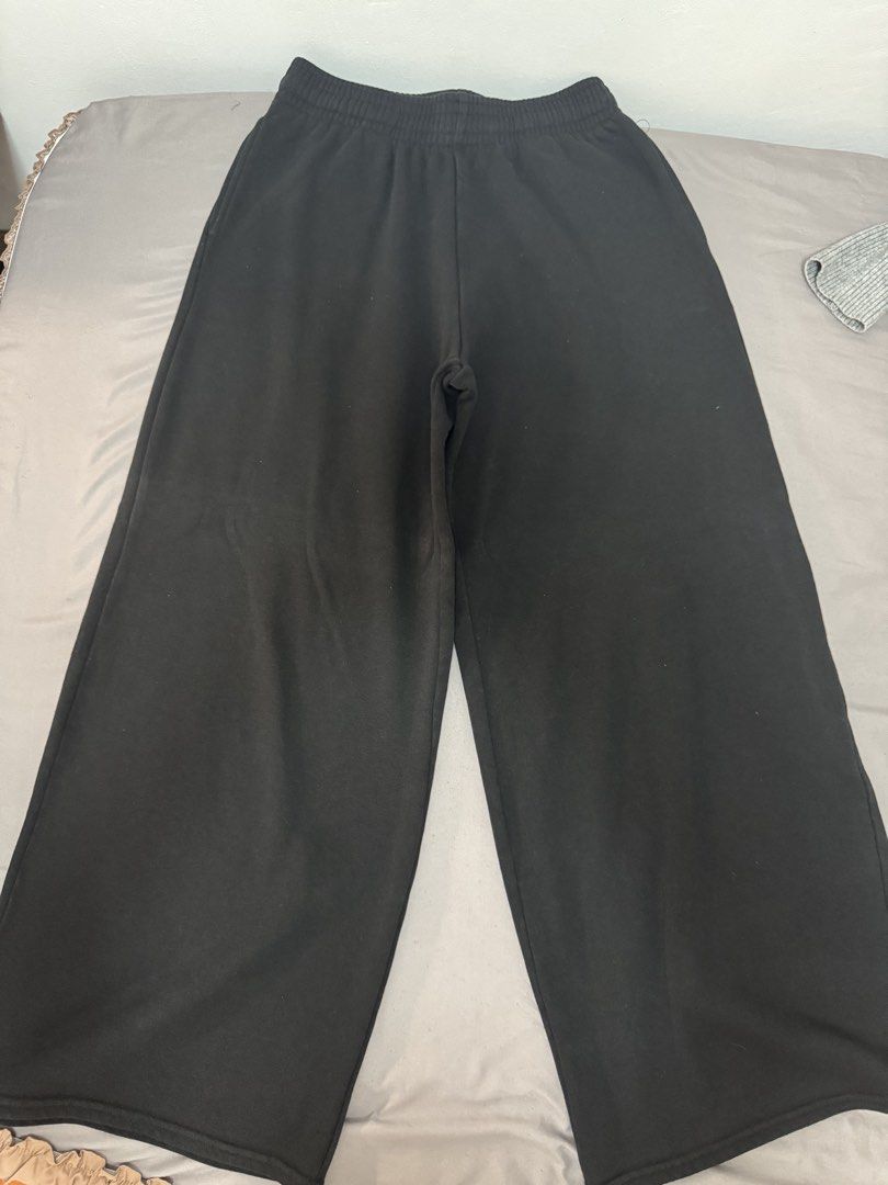 H&M Divided Black Sweatpants XS (Category: Other Bottoms) located in Quezon City. Submitted by mikhaela.b (Listing ID 1466928566, Image 1). Description: - Brand: H&M Divided - Color: Black - Size: XS (155/64A) - Material: Cotton and polyester blend with soft fleece lining - Fit: Straight wide-leg cut with elastic waistband - Features: Single back pocket - Condition: Good pre-loved condition, worn a few times.