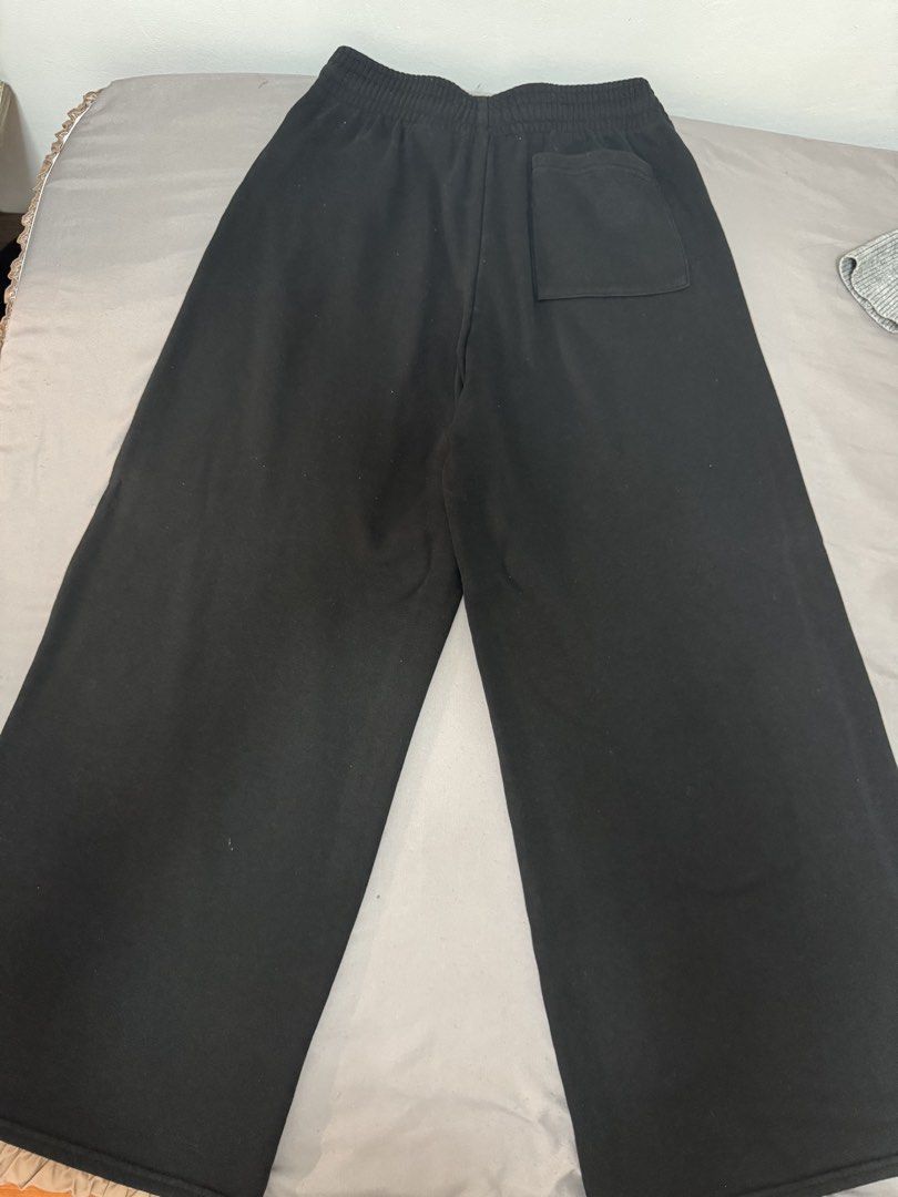 H&M Divided Black Sweatpants XS (Category: Other Bottoms) located in Quezon City. Submitted by mikhaela.b (Listing ID 1466928566, Image 2). Description: - Brand: H&M Divided - Color: Black - Size: XS (155/64A) - Material: Cotton and polyester blend with soft fleece lining - Fit: Straight wide-leg cut with elastic waistband - Features: Single back pocket - Condition: Good pre-loved condition, worn a few times.