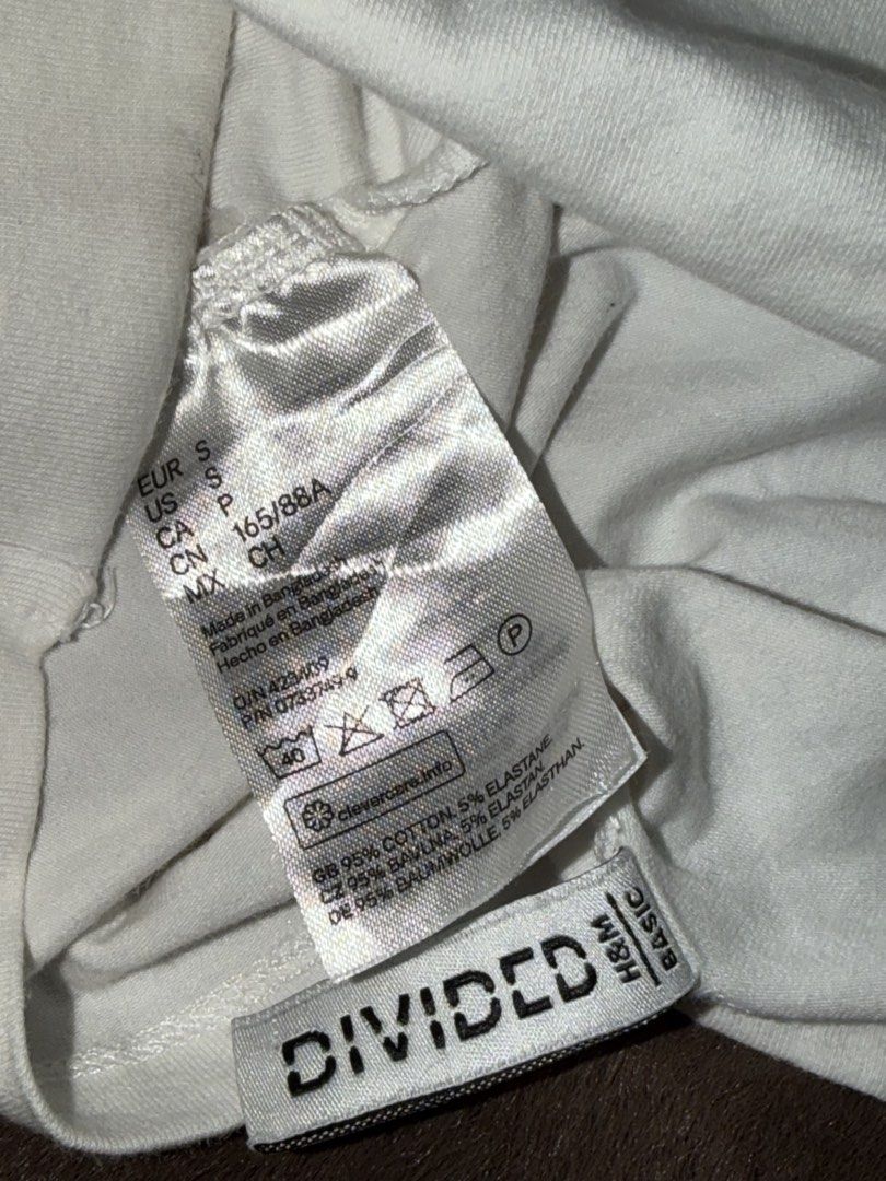H&M DIVIDED white cropped tube top (Category: Sleeveless) located in Valenzuela. Submitted by julijulyxoxo (Listing ID 1466801890, Image 3). Description: MOP: maribank, gcash, maya MOD: J&T Express Item is unwashed. Please wash immediately before wearing! 📍san miguel bulacan .