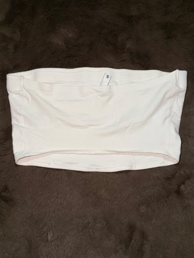 H&M DIVIDED white cropped tube top (Category: Sleeveless) located in Valenzuela. Submitted by julijulyxoxo (Listing ID 1466801890, Image 2). Description: MOP: maribank, gcash, maya MOD: J&T Express Item is unwashed. Please wash immediately before wearing! 📍san miguel bulacan .
