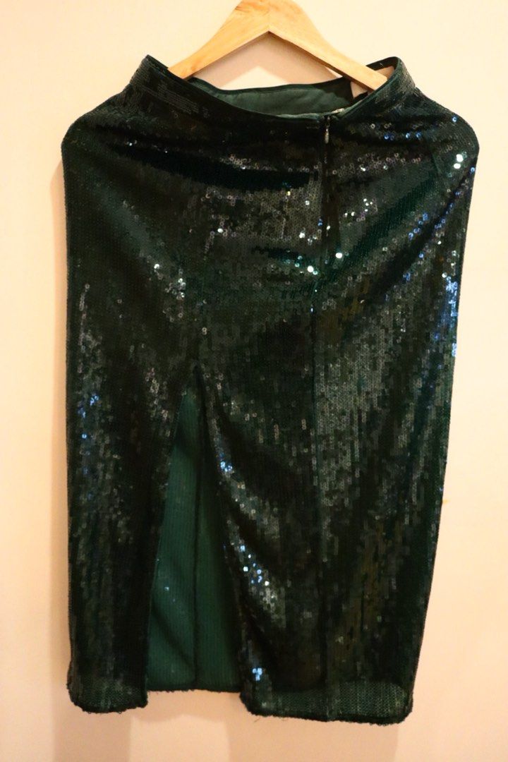 H&M Green Sequin Midi Skirt (Category: Skirts) located in Iloilo. Submitted by outofrotation (Listing ID 1466891501, Image 2). Description: H&M Green Sequin Midi Skirt (with slit) 👗Size S on tag; fits XS-M frames ✨perfect for parties/nights out! .