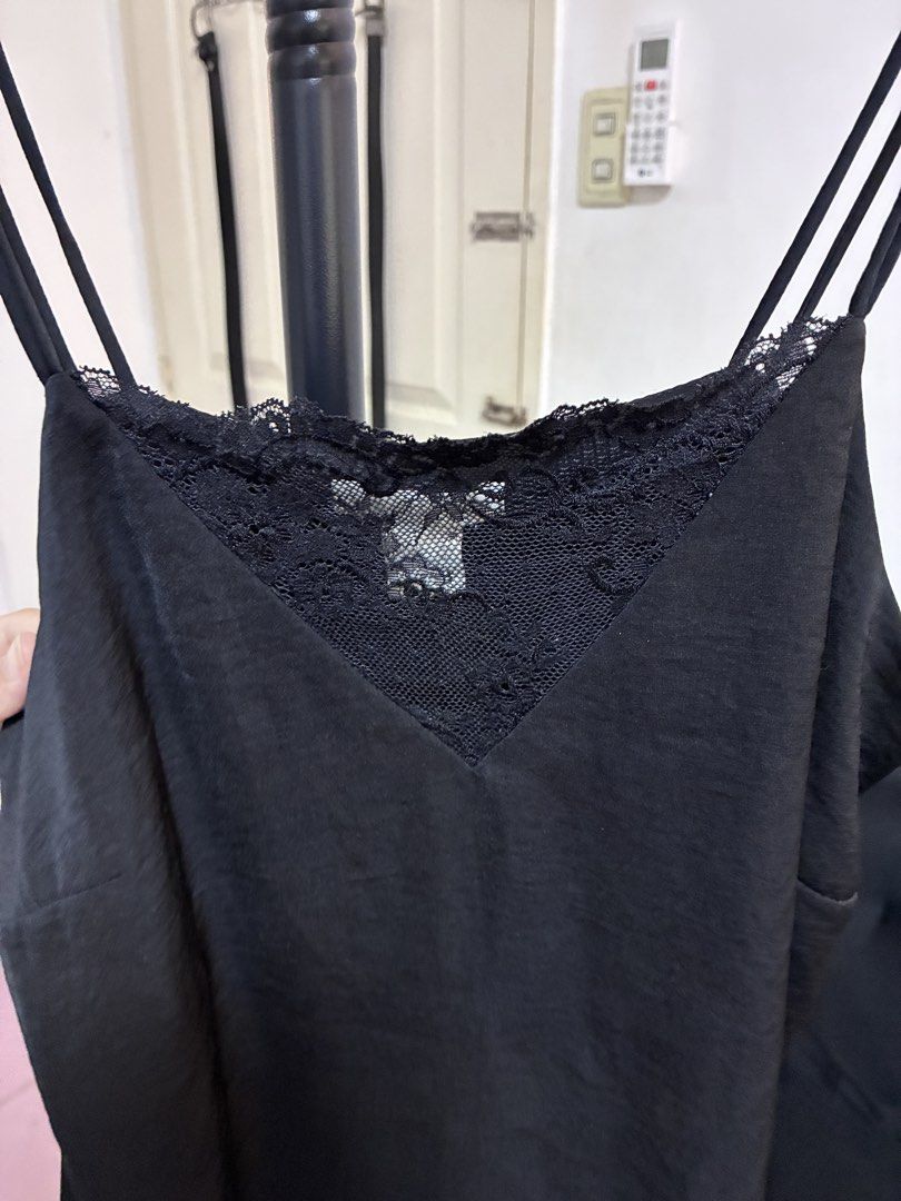 H&M lace top sleeveless S-M (Category: Sleeveless) located in Manila. Submitted by jdjdnxei (Listing ID 1466865084, Image 3). Description: still new nalabhan lng never worn. same sya ng pink ko sa when worn for reference, di ko nasuot tong black..