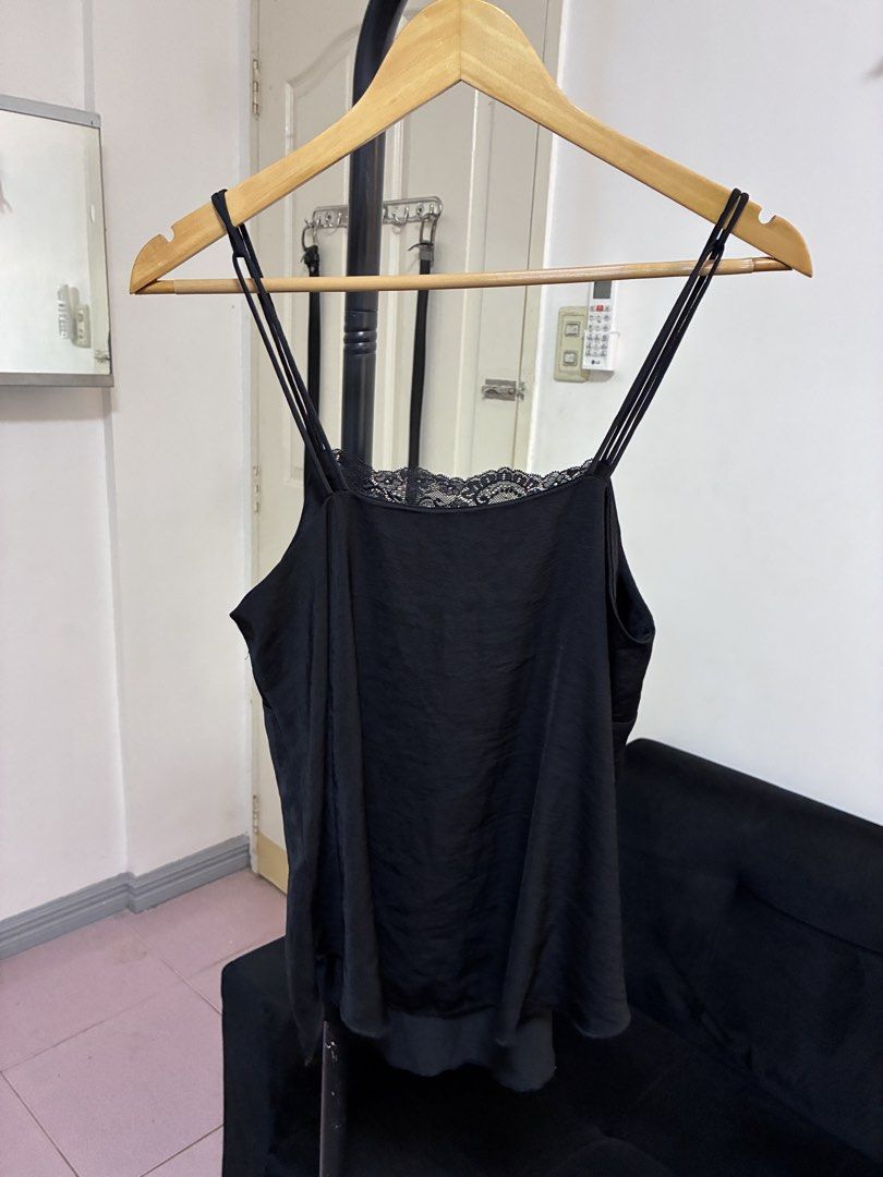 H&M lace top sleeveless S-M (Category: Sleeveless) located in Manila. Submitted by jdjdnxei (Listing ID 1466865084, Image 2). Description: still new nalabhan lng never worn. same sya ng pink ko sa when worn for reference, di ko nasuot tong black..