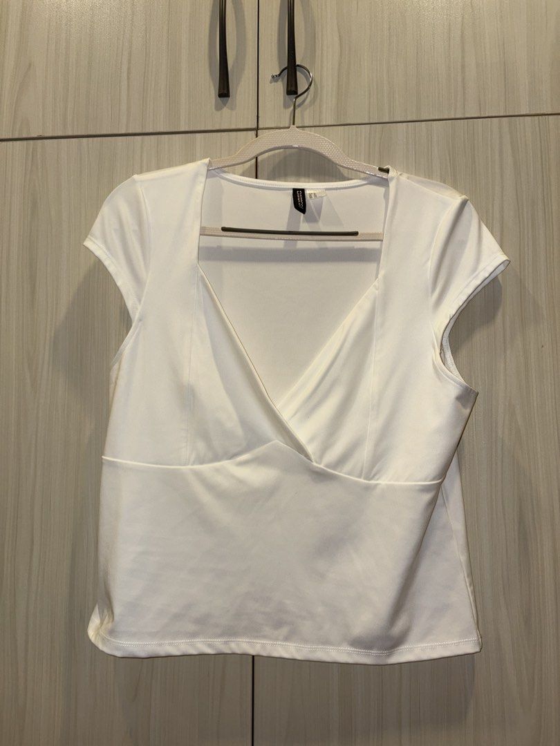 H&M low neck top (plus size) (Category: Blouses) located in Antipolo. Submitted by maiplus (Listing ID 1466937067, Image 1). Description: H&M size XL fits up to 2XL 📍Antipolo City.