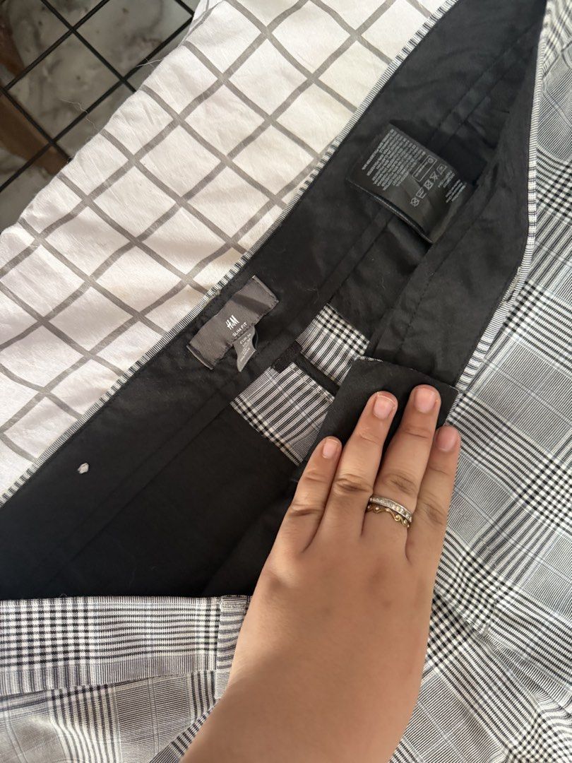 H&M Men's Gray Slim fit pants (Category: Trousers) located in Manila. Submitted by pinkyswearshop2.0 (Listing ID 1466830981, Image 3). Description: .