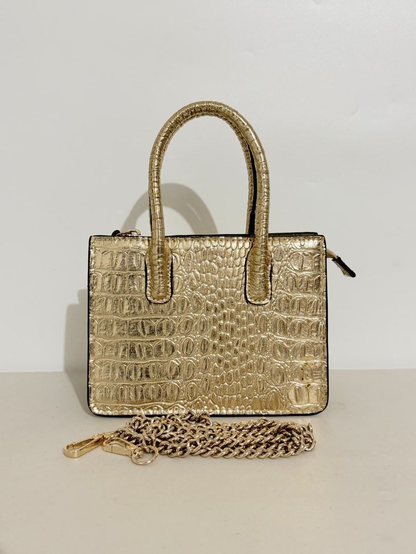 H&M Mini Metalic Sling (Category: Luxury Bags & Wallets) located in Manila. Submitted by coachiqueclosetbysuei_3rdaccnt (Listing ID 1466942371, Image 2). Description: 💫 H&M 💫 𝐒𝐨𝐮𝐫𝐜𝐞: Japan🇯🇵 💫 𝐈𝐬𝐬𝐮𝐞: None 💫 𝐂𝐨𝐧𝐝𝐢𝐭𝐢𝐨𝐧: 10/10 Excellent Condition 💫 𝐎𝐭𝐡𝐞𝐫𝐬: Brand New, Small Size, With Sling 💫 The color may vary due to lighting 💫 What you see is what you get ——————𝓜𝓾𝓼𝓽 𝓡𝓮𝓪𝓭!——————— 📍 𝐋𝐨𝐜𝐚𝐭𝐢𝐨𝐧: Intram
