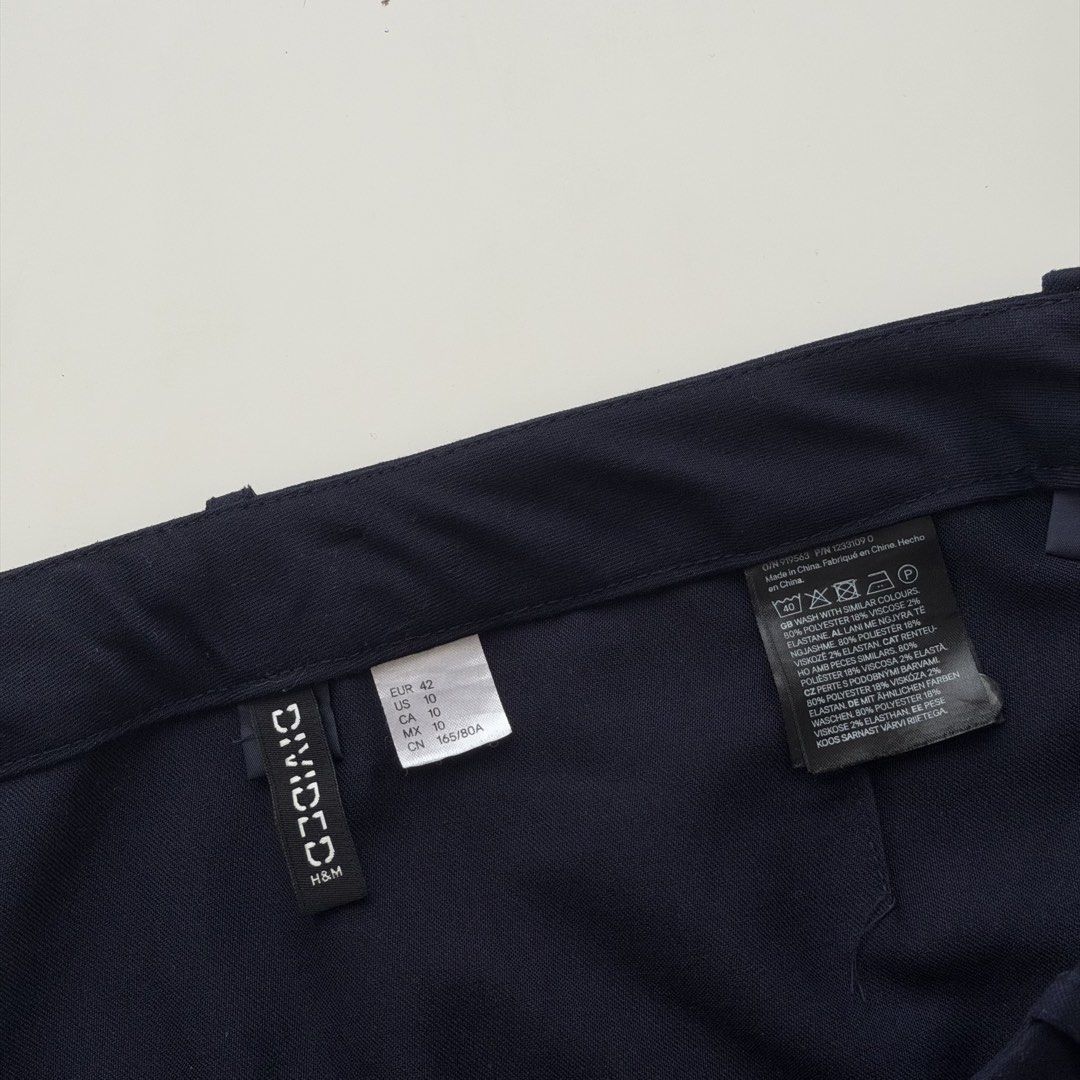 H&M Navy Blue Skirt (Category: Skirts) located in Las Pinas. Submitted by francesca.finds (Listing ID 1466810903, Image 3). Description: - LAST PRICE - dm for photo when worn - size: 42.