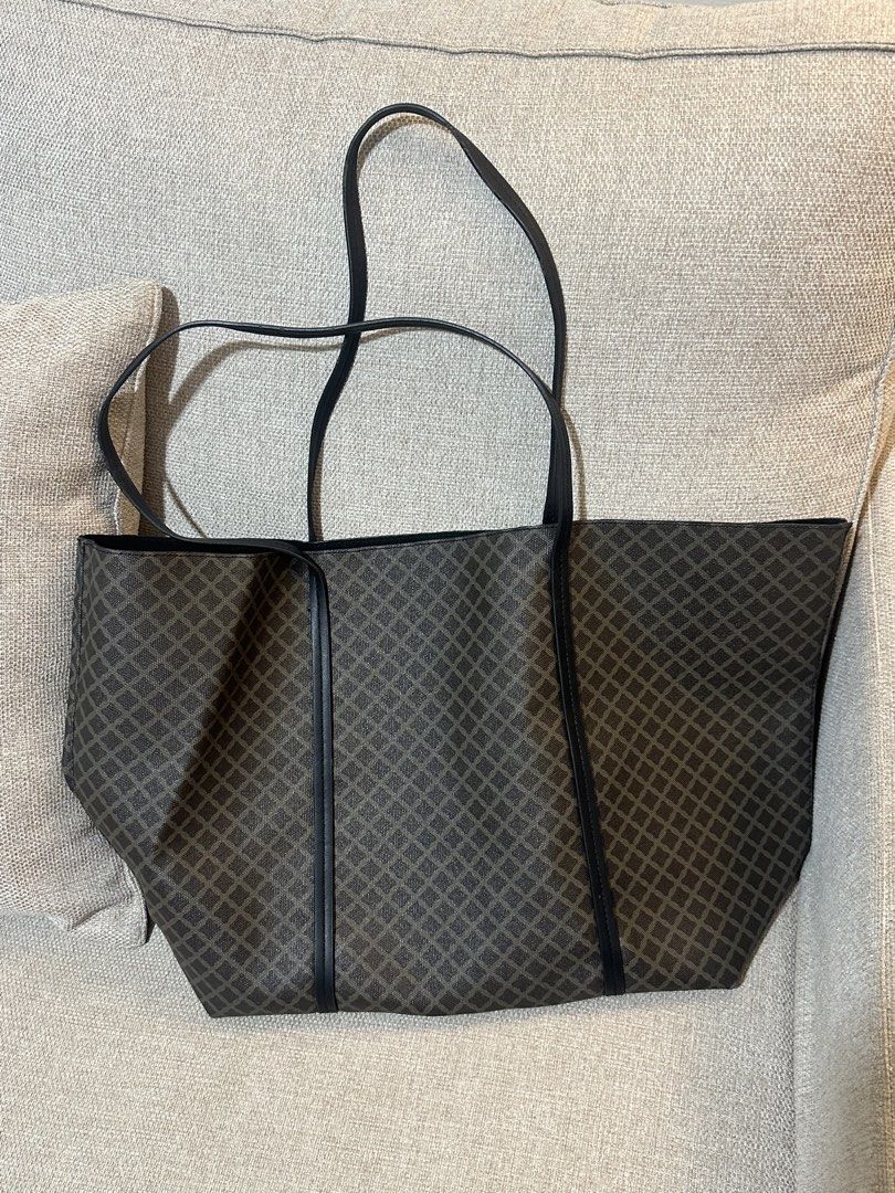 H&M Patterned Tote Bag (Category: Tote Bags) located in Makati City. Submitted by biancak20 (Listing ID 1466814119, Image 1). Description: - Brand: H&M - Design: Dark geometric pattern with black piping - Straps: Comfortable black shoulder straps - Interior: Black fabric lining with convenient slip pocket and H&M brand tag - Usage: Spacious everyday bag, perfect for daily essentials.