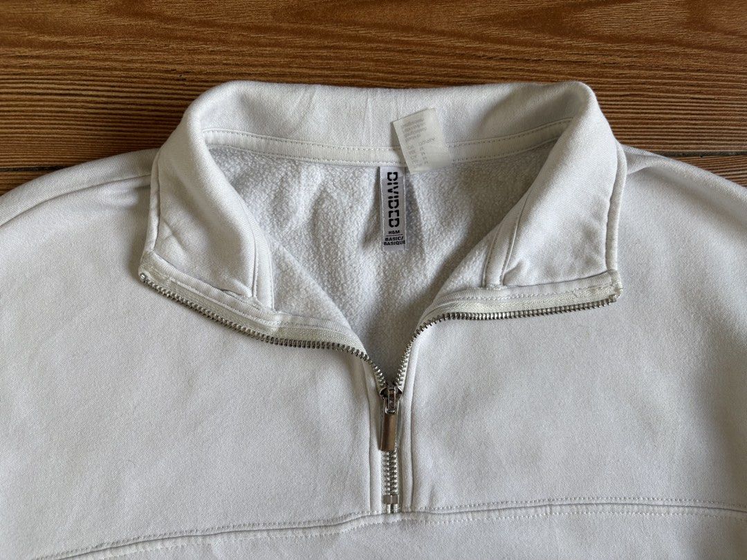 H&M QZIP CROPPED LONGSLEEVE (Category: Coats, Jackets and Outerwear) located in Baras. Submitted by jnc__apparel (Listing ID 1466898602, Image 3). Description: 🏷️ H&M QZIP CROPPED LONGSLEEVE 📌 Dimes: 19L x 21W 📌 Size: Medium on tag for womens can fit up to large 📌 Condition: Like new 📌 Color rate: 10/10 📌 Issue: None ✅ Washed and ready to wear.