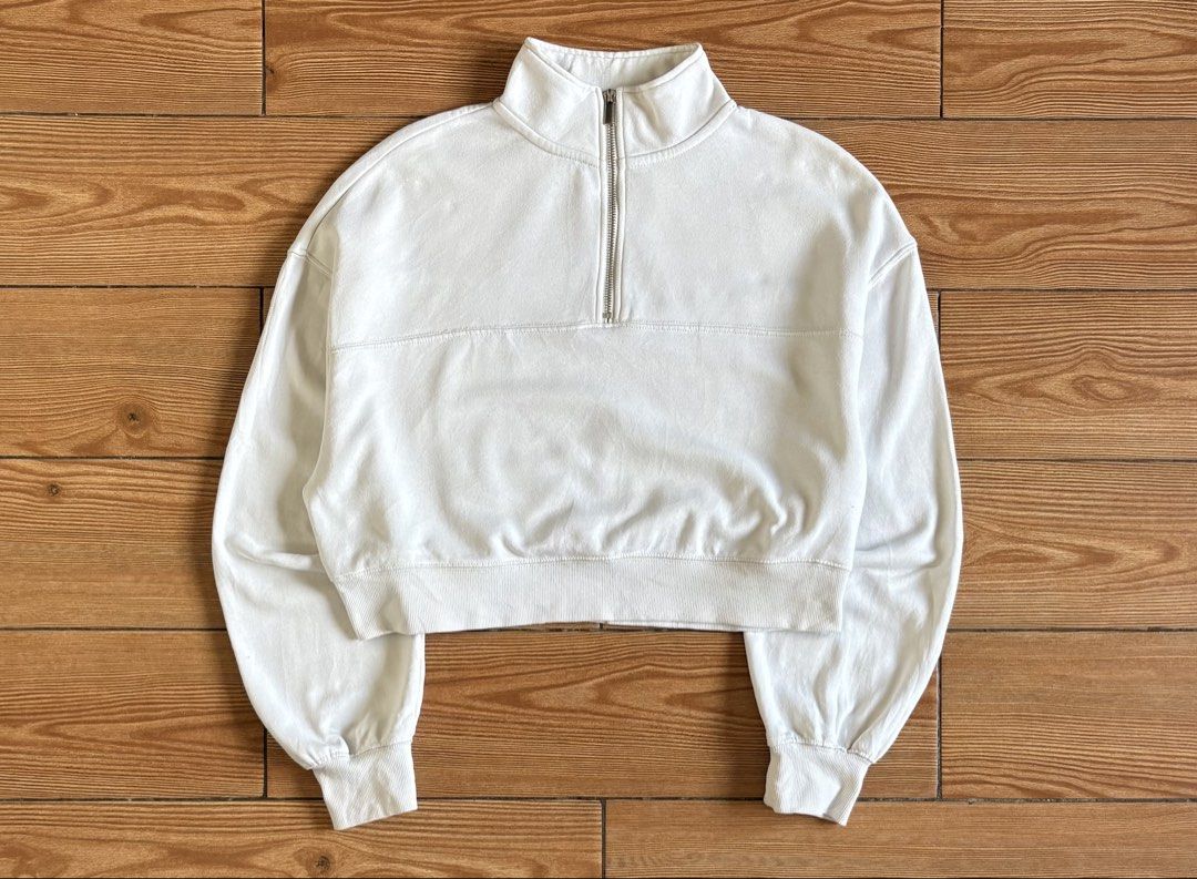 H&M QZIP CROPPED LONGSLEEVE (Category: Coats, Jackets and Outerwear) located in Baras. Submitted by jnc__apparel (Listing ID 1466898602, Image 1). Description: 🏷️ H&M QZIP CROPPED LONGSLEEVE 📌 Dimes: 19L x 21W 📌 Size: Medium on tag for womens can fit up to large 📌 Condition: Like new 📌 Color rate: 10/10 📌 Issue: None ✅ Washed and ready to wear.