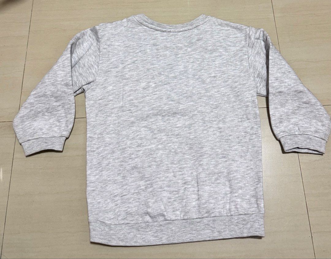 H&M SmileyWorld children's sweatshirt (Category: Babies & Kids Fashion) located in Quezon City. Submitted by andanel16 (Listing ID 1466846884, Image 2). Description: H&M SmileyWorld children’s sweatshirt featuring a textured yellow smiley face patch on the chest. Kids Clothes Declutter/ Preloved Baby Boy Clothes (24 mos) These are preloved/declutter items, so please manage your expectations. Minor signs of use may be present due to previous wear.