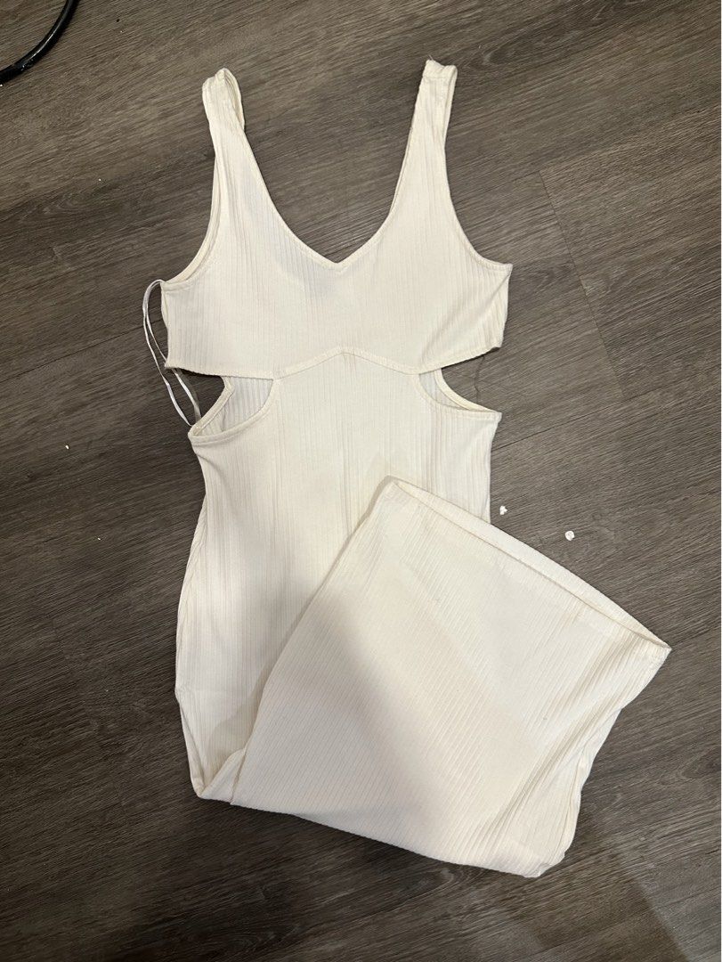 H&M white bodycon dress (Category: Dresses) located in Paranaque City. Submitted by celinegab (Listing ID 1466888194, Image 1). Description: Lightly see through.