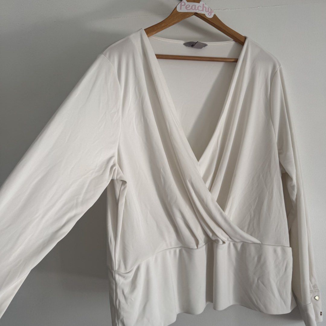 H&M white top (Category: Blouses) located in Manila. Submitted by apparella.ph (Listing ID 1466867456, Image 2). Description: Super comfy and ganda lakas makasosyal Bust:50 Length:23 Best fits L-2Xl frames ☑️Everything is my Own preloved / BNWT/BNWOT ☑️ not thrifted/Ukay ☑️ malukot sa picture kasi na stock sa cabinet (tinatamad mag plantsa ✌️ ) ☑️Personal items ( usually bought in US/UK/JPN ) every year po ako nag aabroad so expect i don’t sell f