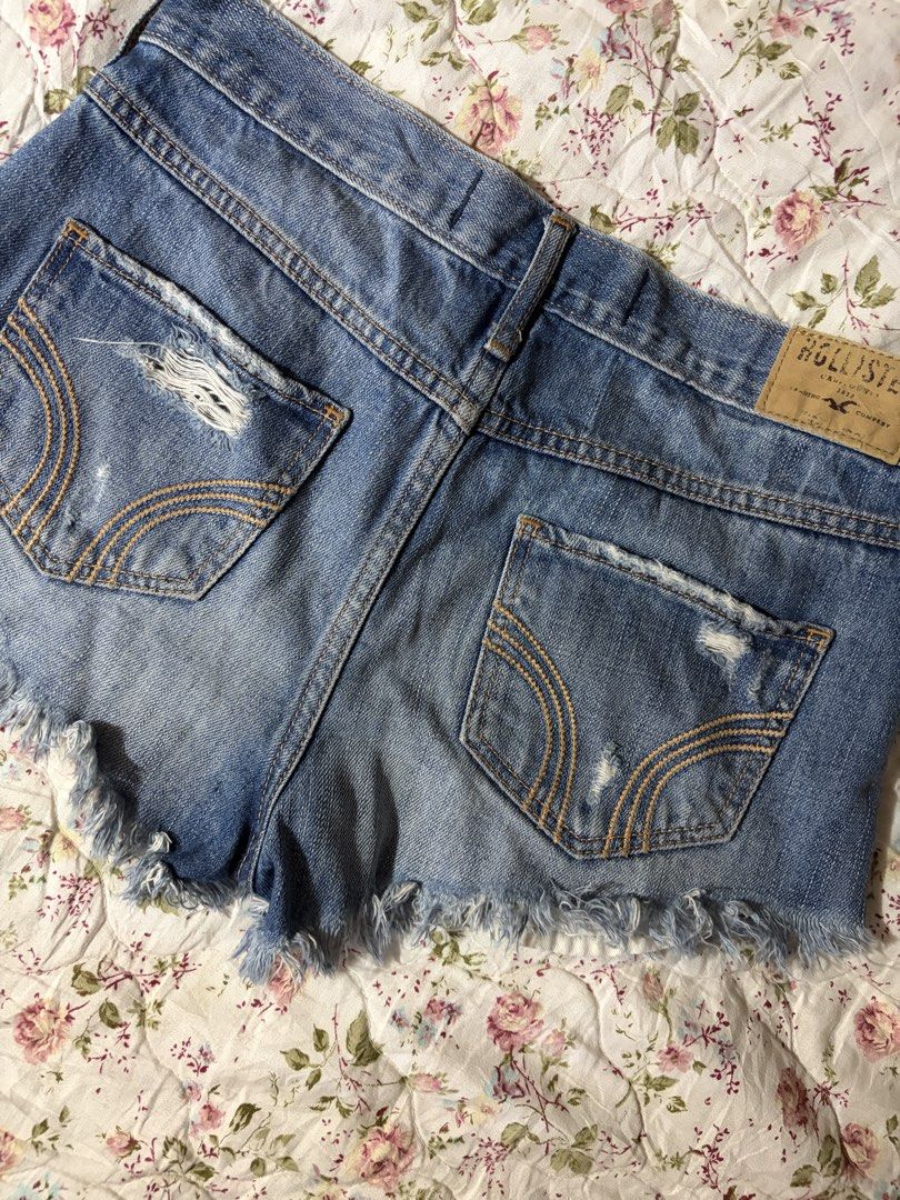 Hollister Ripped Low-rise Short (Category: Shorts) located in Muntinlupa City. Submitted by herellas0504 (Listing ID 1466903256, Image 3). Description: Hollister Ripped Low-rise Short Mine: 250 | Lock: 350 ———————————— size: 26-27 waistline no issue, need wash only.
