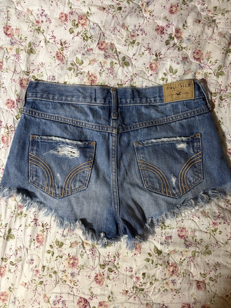 Hollister Ripped Low-rise Short (Category: Shorts) located in Muntinlupa City. Submitted by herellas0504 (Listing ID 1466903256, Image 2). Description: Hollister Ripped Low-rise Short Mine: 250 | Lock: 350 ———————————— size: 26-27 waistline no issue, need wash only.