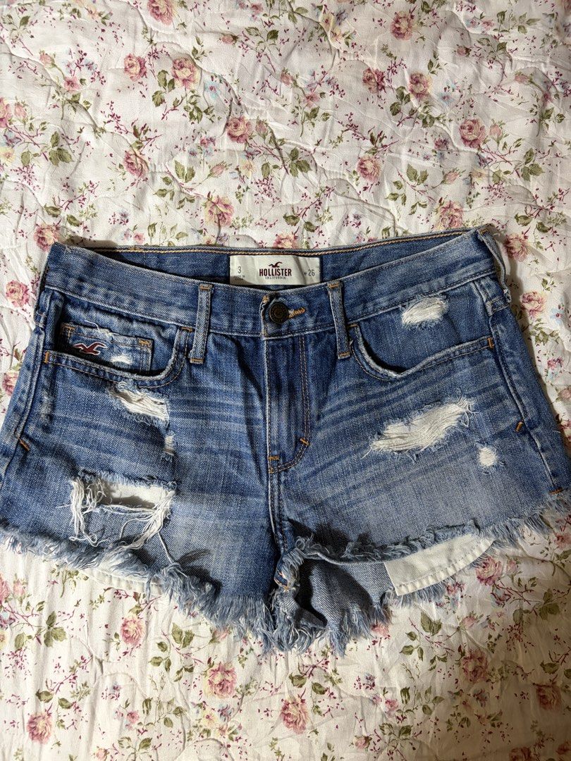 Hollister Ripped Low-rise Short (Category: Shorts) located in Muntinlupa City. Submitted by herellas0504 (Listing ID 1466903256, Image 1). Description: Hollister Ripped Low-rise Short Mine: 250 | Lock: 350 ———————————— size: 26-27 waistline no issue, need wash only.