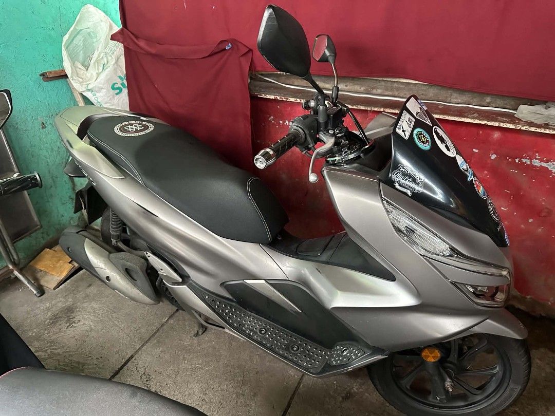 Honda Scooter Motorcycle Silver (Category: Motorbikes for Sale) located in Manila. Submitted by axehead85 (Listing ID 1466800078, Image 2). Description: Honda PCX 150 2019 First Owner 75k negotiable Automatic transmission.