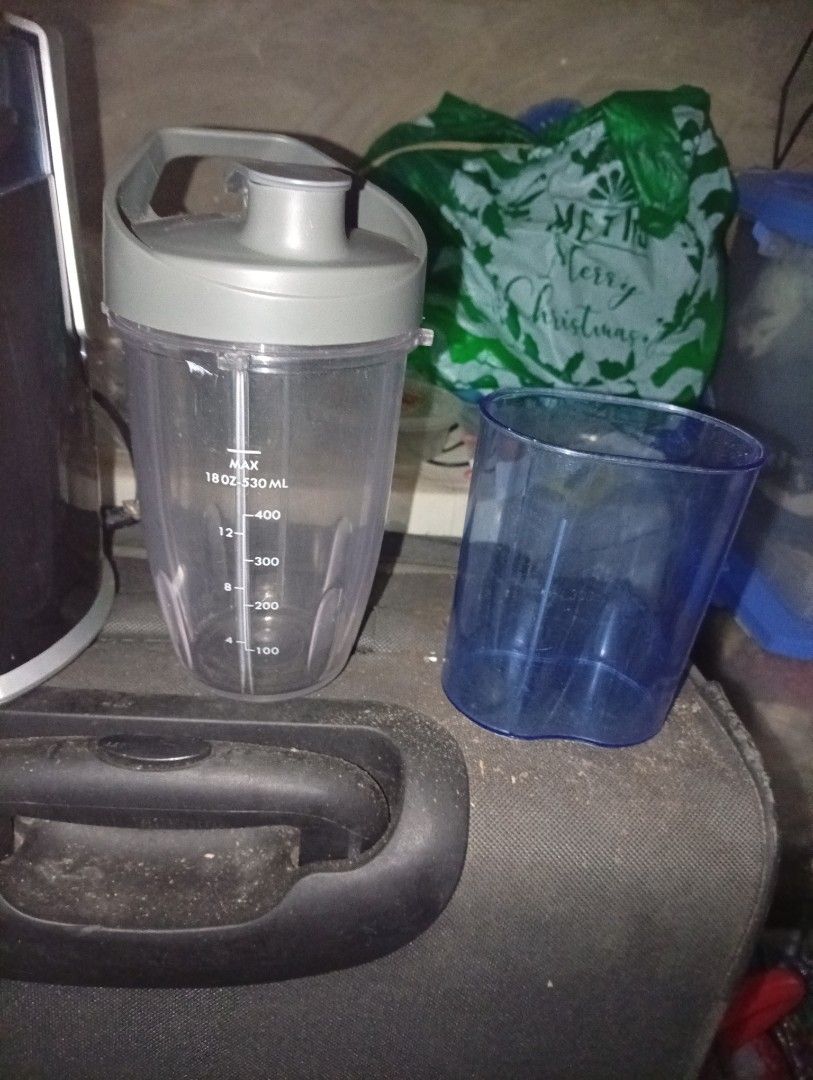 Imarflex Juice Extractor 400W 2-Speed Model UE-5000 (Category: Juicers, Blenders & Grinders) located in Makati City. Submitted by boomtarat.396 (Listing ID 1466806318, Image 2). Description: CEMBO TAGUIG location - Brand: Imarflex - Model: UE-5000 - Power: 400W motor with 2 speed settings - Material: Stainless steel filter basket and blade assembly - Design: Black body with blue translucent lid and locking arm - Inclusions: 530ml measuring cup an