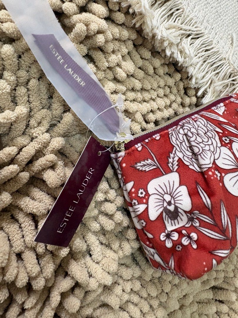 Imported Estee Lauder Coin purse/ pouch (Category: Purses & Pouches) located in Quezon City. Submitted by heartshop.ph (Listing ID 1466855011, Image 2). Description: Super cute and nice nito get niyo! Original Estee Lauder! .