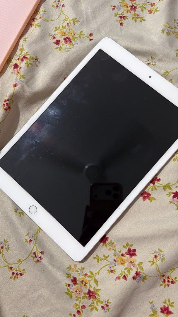 Ipad (Category: iPad) located in Beruas. Submitted by genjiwolf (Listing ID 1466800894, Image 3). Description: Condition tip top jarang guna (9.5/10) jual sebab urgent nak guna duit. Free casing & charger.
