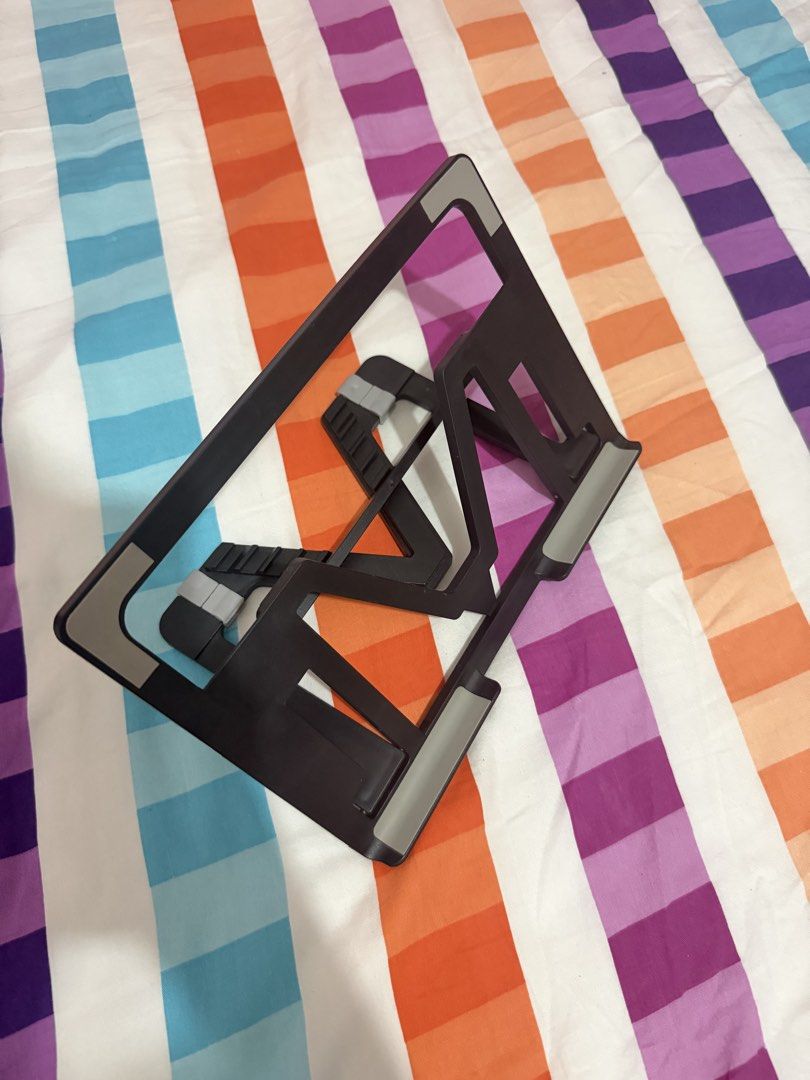 Ipad Stand (Category: Other Accessories) located in San Pedro. Submitted by lovedbymeclothes (Listing ID 1466905329, Image 2). Description: ipad stand no issue very good condition.