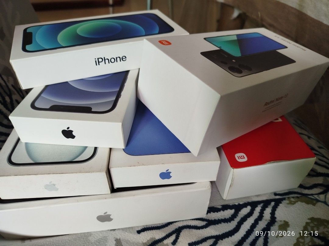 iPhone empty boxes (Category: Other Gadgets) located in Singapore. Submitted by selldk (Listing ID 1466806167, Image 1). Description: empty boxes of iPad iPhone and redimi some yellow spots inside the boxes. prefer one persone take all.. collect from Bedok reservoir view .