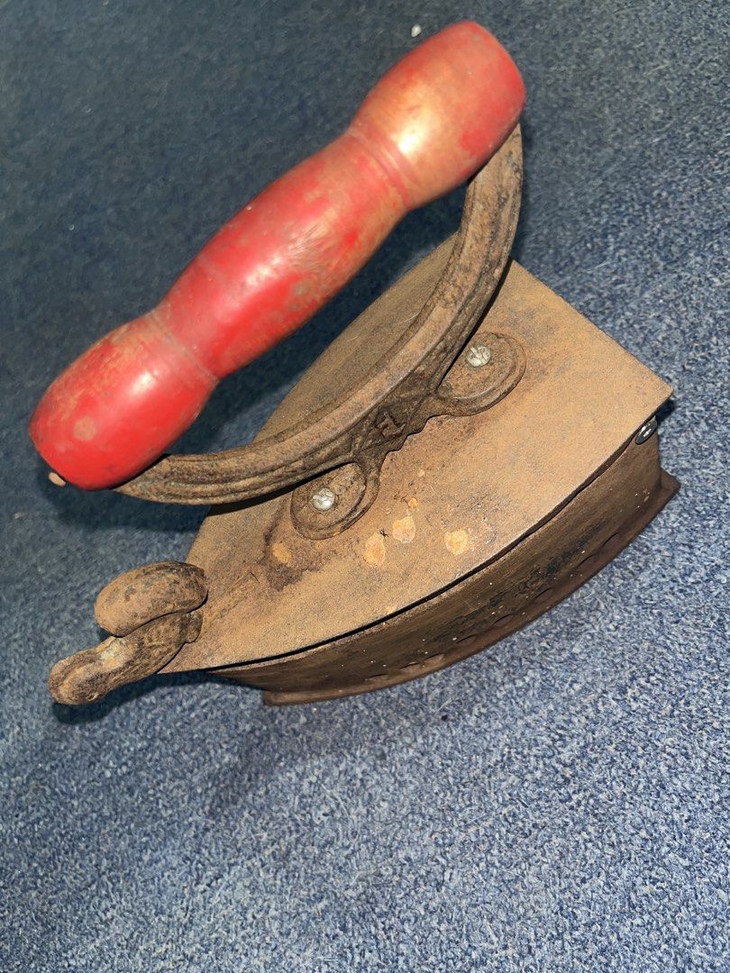 Iron (Category: Vintage Collectibles) located in Caloocan City. Submitted by reyn_santi (Listing ID 1466934732, Image 3). Description: .