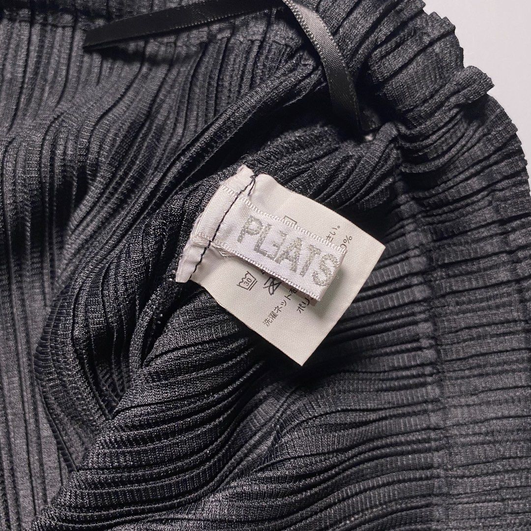 Issey Miyake Pleats Please Trouser (Category: Other Bottoms) located in Bacolod City. Submitted by quiarakazelxx (Listing ID 1466943350, Image 2). Description: Size: Large Waist: 28 Stretch (Freesize) Length: 34 Flaws: none •Click each photo to Appreciate the item Pm to purchase📩.