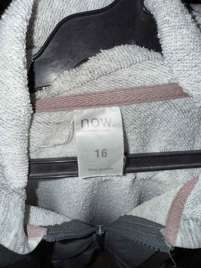 Jacket (Category: Coats, Jackets and Outerwear) located in San Pedro. Submitted by vennizventura (Listing ID 1466968573, Image 3). Description: Gray jacket Zipper working No flaws S-M.
