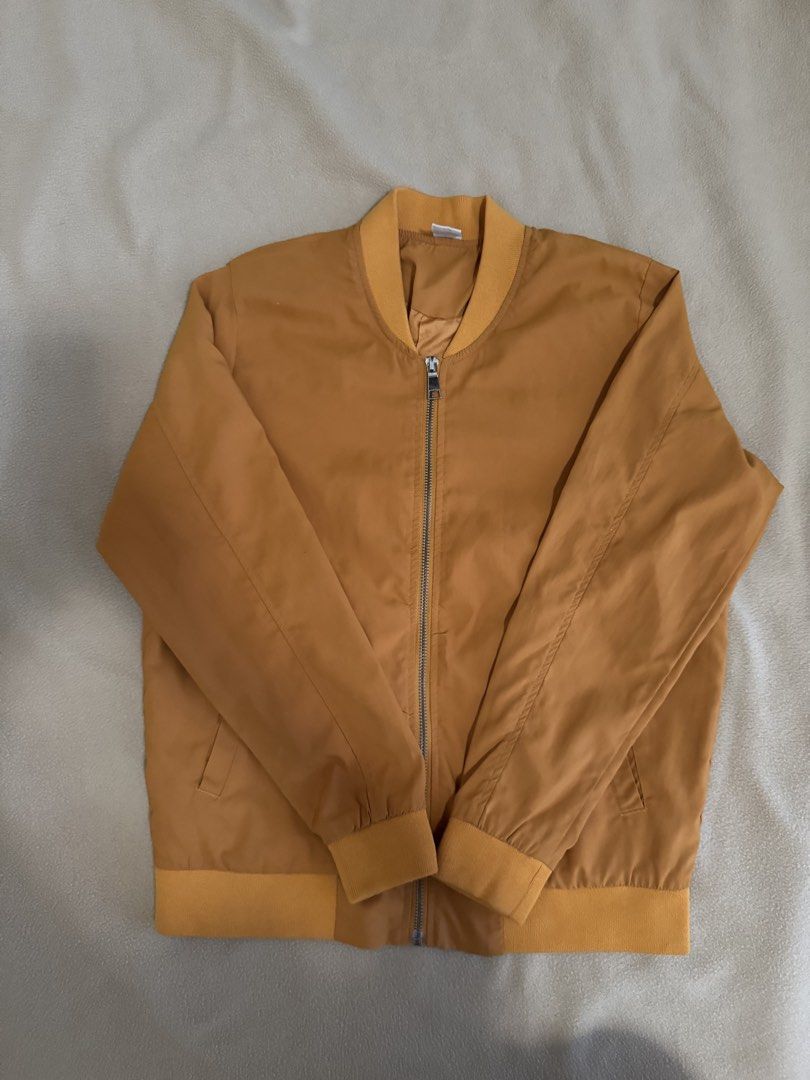 Jacket Orange (Category: Coats, Jackets and Outerwear) located in San Luis. Submitted by oshdeclutters (Listing ID 1466812107, Image 1). Description: .