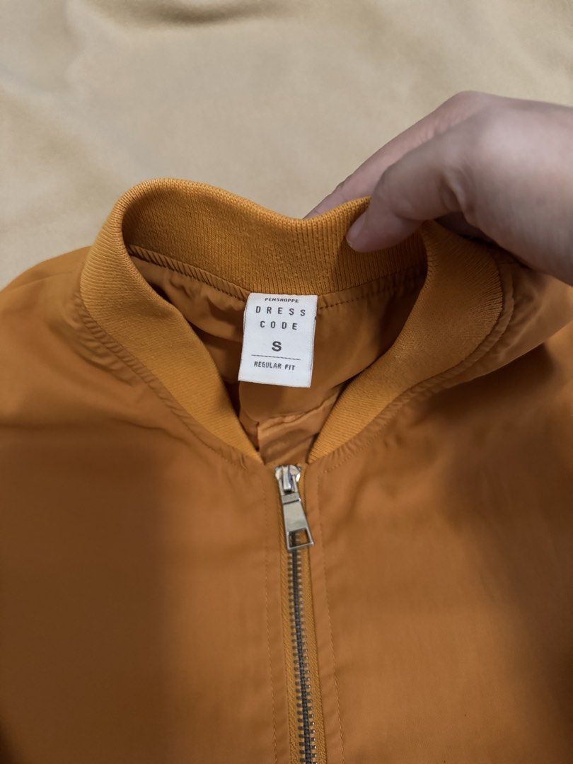 Jacket Orange (Category: Coats, Jackets and Outerwear) located in San Luis. Submitted by oshdeclutters (Listing ID 1466812107, Image 2). Description: .