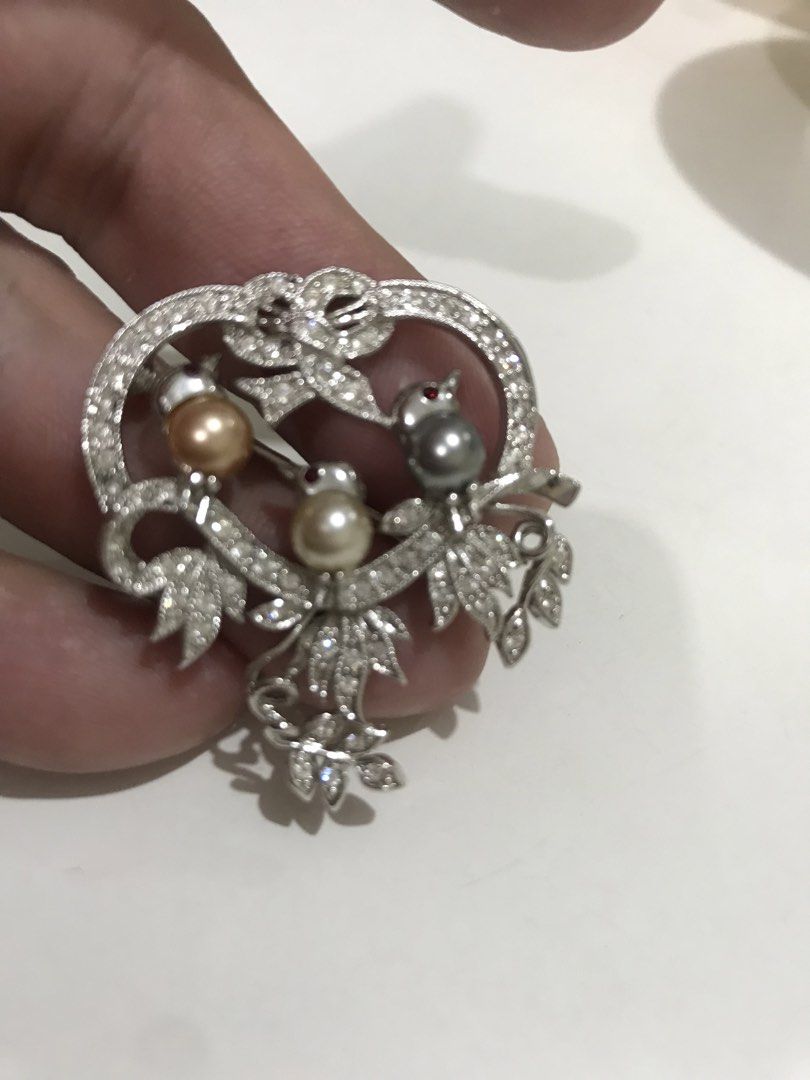 Japan Broach (Category: Brooches) located in Balete No 2. Submitted by troyesybang (Listing ID 1466916668, Image 1). Description: Rhodium plated japan Cute stones. Bird can be pindant Complete entact stomes LP FIX SF J&t .