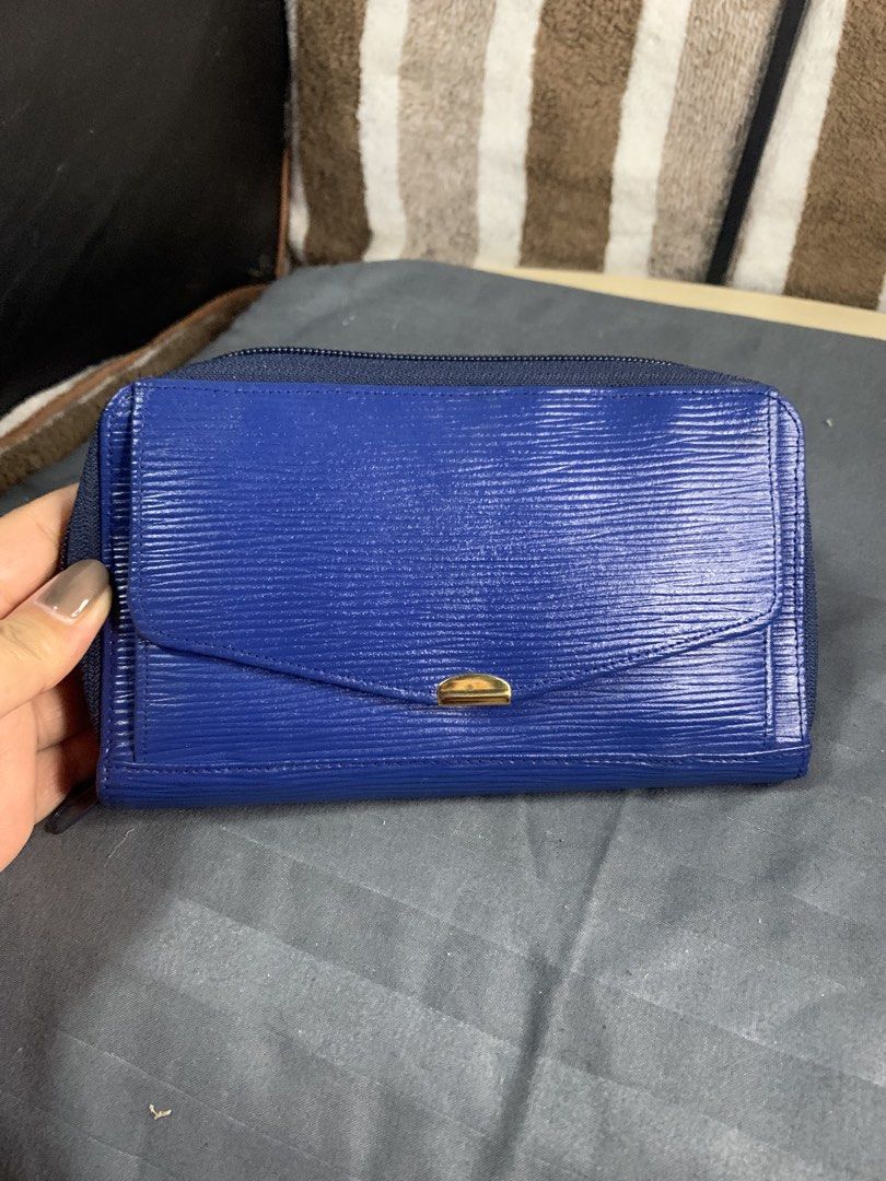 Japan leather zipped wallet (Category: Wallets & Card holders) located in Cabanatuan. Submitted by mjluxxejapan (Listing ID 1466779650, Image 1). Description: Fixed price. Approx 7.5”x 4.5” meas mild rubs mga corners pgkkatupi .. sira ung ulo ng zipper s loob pero maayos p gamitin working zipper.hence selling low. Genuine leather .