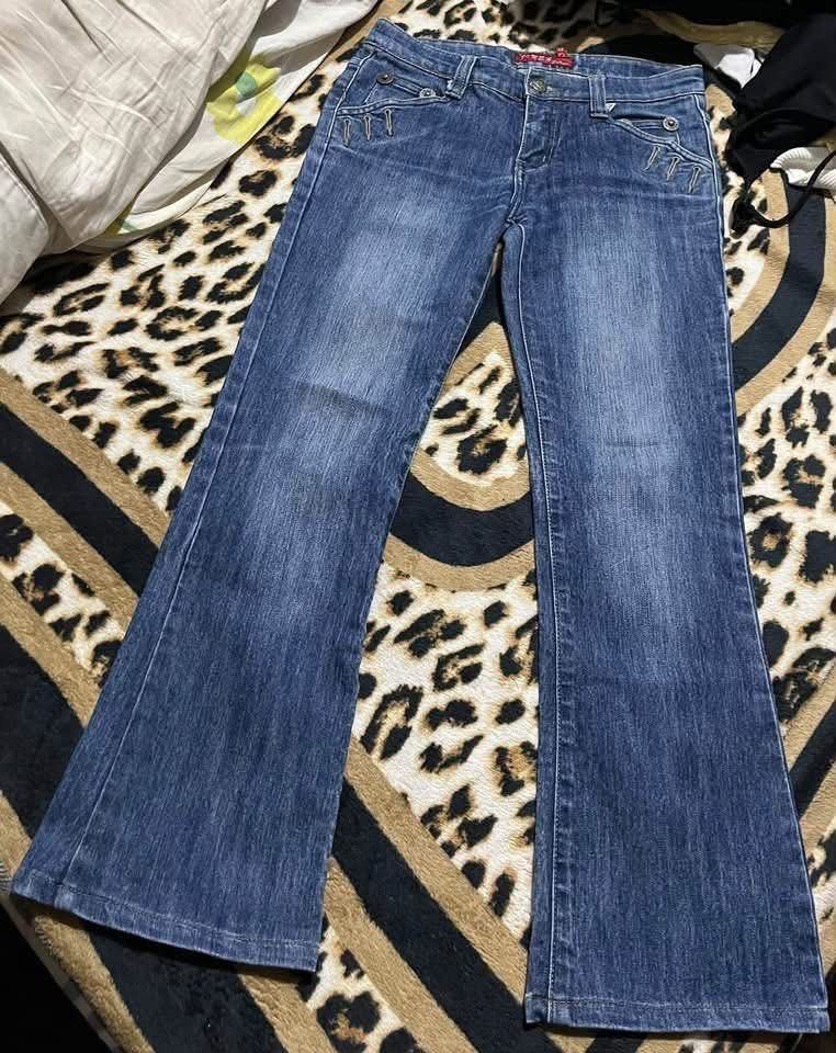 Jeans Flare Denim Pants Size 27 (Category: Jeans) located in Talisay. Submitted by kitsaidy (Listing ID 1466939229, Image 1). Description: Yuren jeans in medium wash blue denim. Classic flare leg cut with slight distressing and whiskering details on the front. Back pockets have button flaps with contrast stitching. Tagged size 27. Great everyday wardrobe staple..