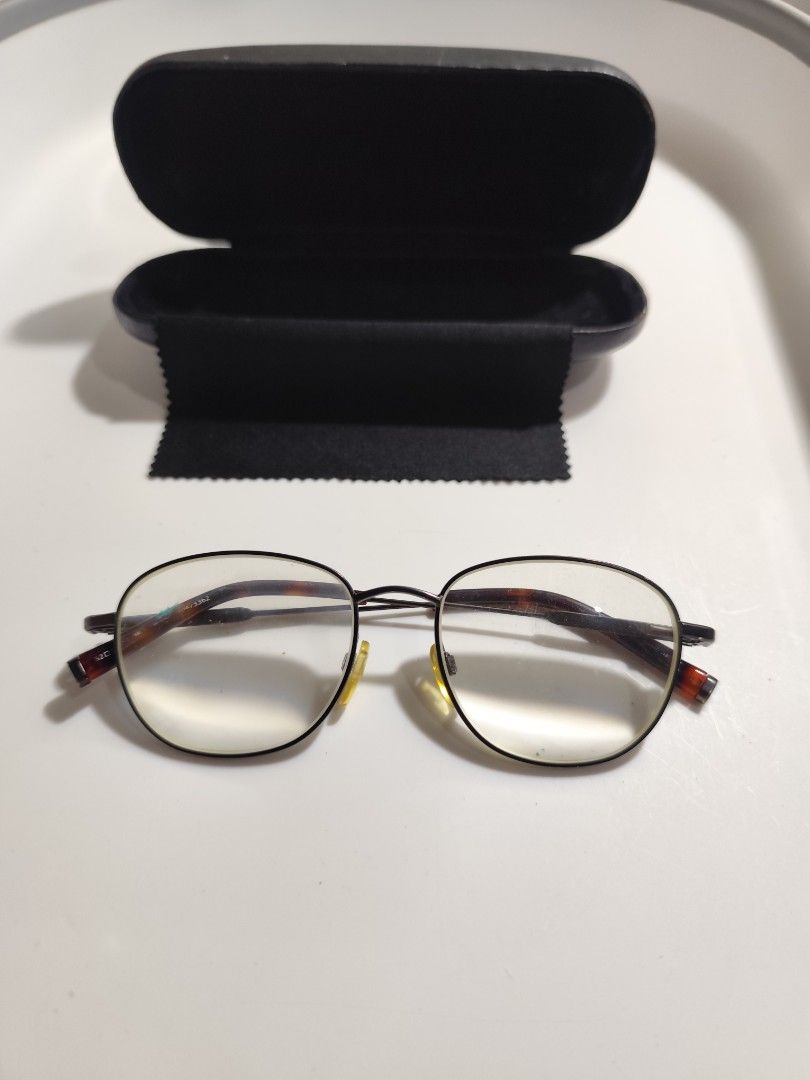 Jeff Banks Frame (Category: Sunglasses & Eyewear) located in Cebu City. Submitted by icoolectnsellect (Listing ID 1466911648, Image 1). Description: Issue: Minor Scratch, RX lens. Bought at Garage Sale. Authenticity not Guaranteed, di ko alam if legit or Fake. Buy @ your own Risk. All EyeGlasses or Sun Glasses ay may Grado or Prescription Glasses. Please be careful para di masira mata nyo, you can change the lens and frame na lng kunin. Not sure 