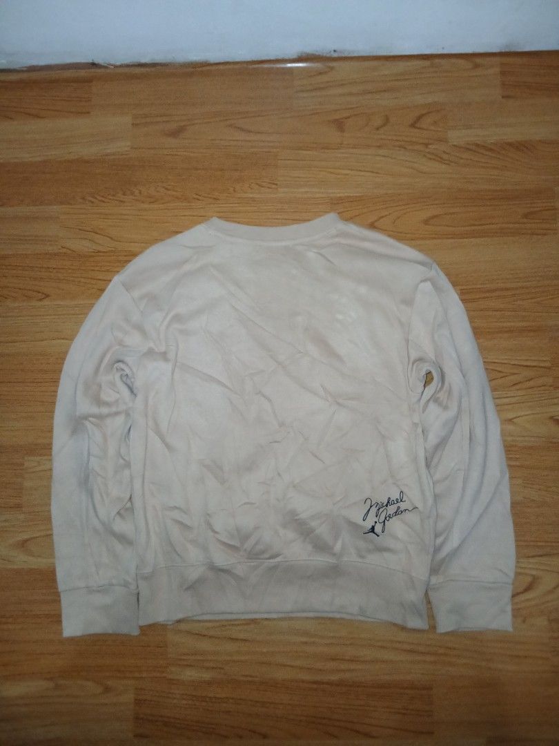 Jordan Beige Long Sleeve Sweatshirt (Category: Babies & Kids Fashion) located in General Santos City (Dadiangas). Submitted by afsph1996 (Listing ID 1466859851, Image 2). Description: - Brand: Jordan - Color: Beige - Size: Medium (M) 150/72 -Dimes 18W 22L - Design: Large black vertical Jordan text graphic on the chest - Special Detail: Michael Jordan signature embroidery on the back shoulder - Interior: Black collar tag featuring the iconic red J
