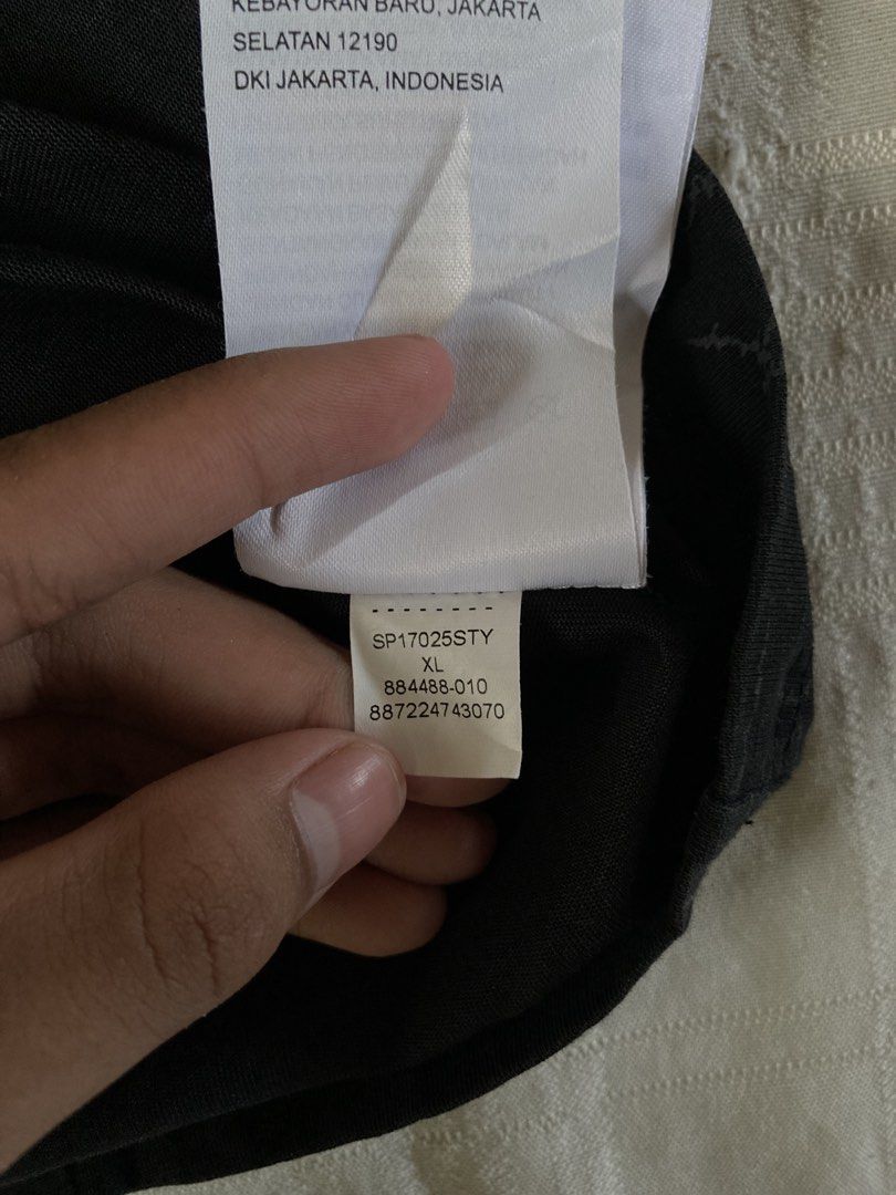 JORDAN X KAWS AOP GLOVE (Category: Activewear) located in Pandi. Submitted by 3asythr1ft (Listing ID 1466958125, Image 3). Description: 21 by 26.