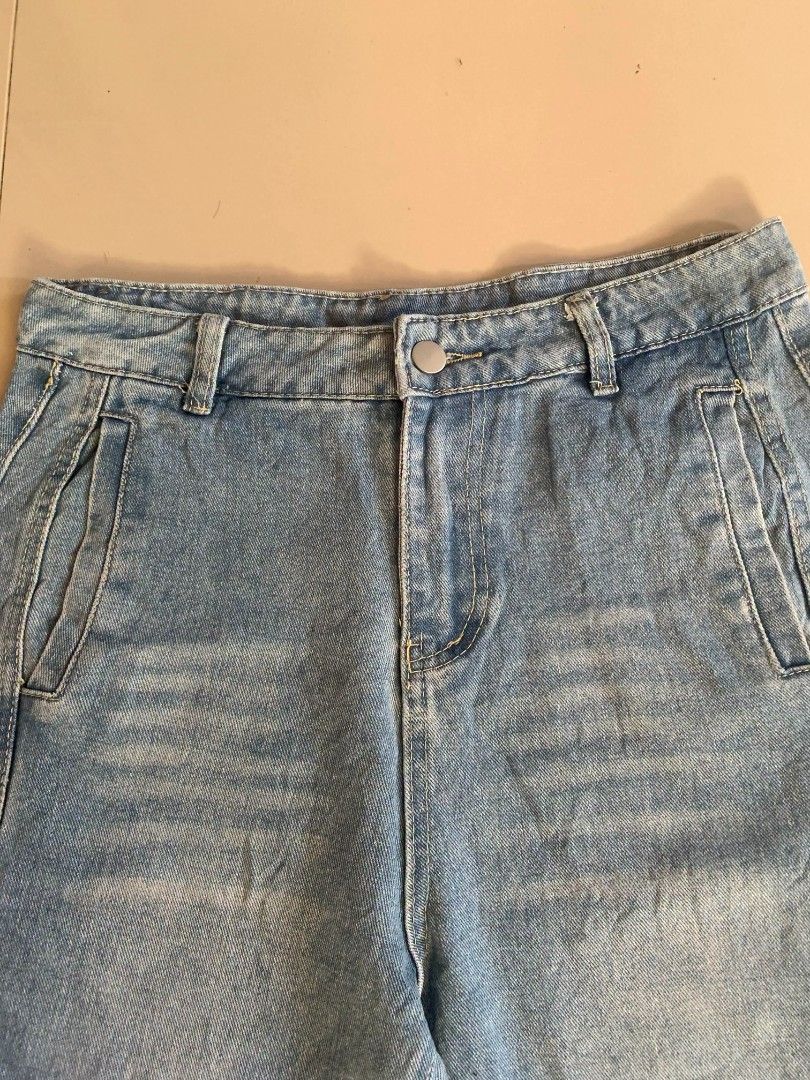 Jorts (Category: Shorts) located in Cebu City. Submitted by authentica.28 (Listing ID 1466911919, Image 2). Description: Details: 📋 waistline-30-31📐 length-22📐 thighs-📐 hem-10.5📐 condition rate 10/10✔️ color rate 10/10✔️ issue:🙅 Price: Mine: ₱250🏷️(Automatically yours + shipping fee outside Toledo and Pinamungajan) NOTE:❗️ •No free shipping outside toledo and pinamungajan •No COD •Payment first •MOP Gcash / Cash •Color may vary due to ligh