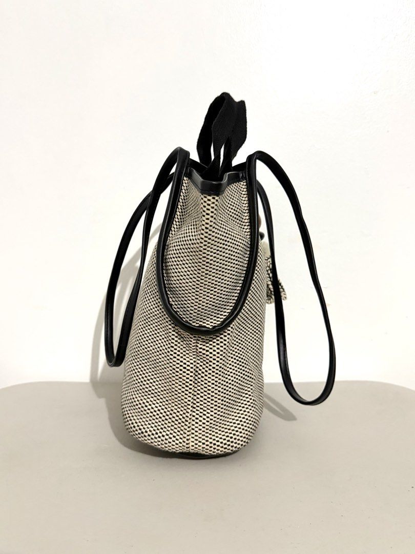J-Pot 2way Bag (Category: Shoulder Bags) located in Manila. Submitted by coachiqueclosetbysuei_3rdaccnt (Listing ID 1466946780, Image 3). Description: 💫 J-Pot 💫 𝐒𝐨𝐮𝐫𝐜𝐞: Japan🇯🇵 💫 𝐈𝐬𝐬𝐮𝐞: None 💫 𝐂𝐨𝐧𝐝𝐢𝐭𝐢𝐨𝐧: 10/10 Excellent Condition 💫 𝐎𝐭𝐡𝐞𝐫𝐬: with free Keychains 💫 The color may vary due to lighting 💫 What you see is what you get ——————𝓜𝓾𝓼𝓽 𝓡𝓮𝓪𝓭!——————— 📍 𝐋𝐨𝐜𝐚𝐭𝐢𝐨𝐧: Intramuros Manila 📍 𝐌𝐎𝐏: Gcash