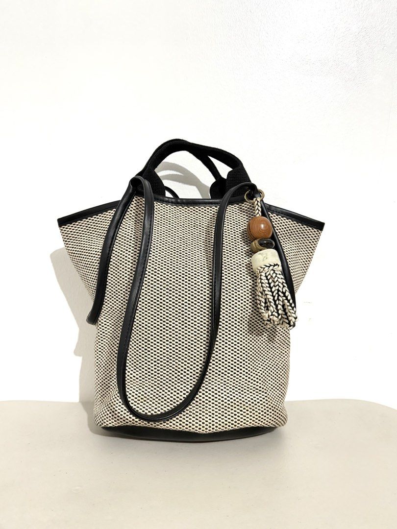 J-Pot 2way Bag (Category: Shoulder Bags) located in Manila. Submitted by coachiqueclosetbysuei_3rdaccnt (Listing ID 1466946780, Image 1). Description: 💫 J-Pot 💫 𝐒𝐨𝐮𝐫𝐜𝐞: Japan🇯🇵 💫 𝐈𝐬𝐬𝐮𝐞: None 💫 𝐂𝐨𝐧𝐝𝐢𝐭𝐢𝐨𝐧: 10/10 Excellent Condition 💫 𝐎𝐭𝐡𝐞𝐫𝐬: with free Keychains 💫 The color may vary due to lighting 💫 What you see is what you get ——————𝓜𝓾𝓼𝓽 𝓡𝓮𝓪𝓭!——————— 📍 𝐋𝐨𝐜𝐚𝐭𝐢𝐨𝐧: Intramuros Manila 📍 𝐌𝐎𝐏: Gcash