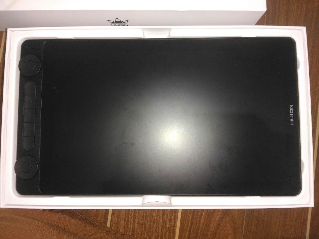 KAMVAS 13 Gen 3 (Category: Other Gadgets) located in Binangonan. Submitted by yumizuno32 (Listing ID 1466926019, Image 2). Description: 🎨 Huion KAMVAS 13 Gen 3 Pen Display Original Price: ₱11,000 Selling Price: ₱9,000 (Save ₱2,000) Date Purchased: May 19, 2026 Product Condition & Details: Complete Package: Comes with all original cables and accessories. Perfect Working Condition: Well-maintained, flawless performance, and cosmetics are in great 