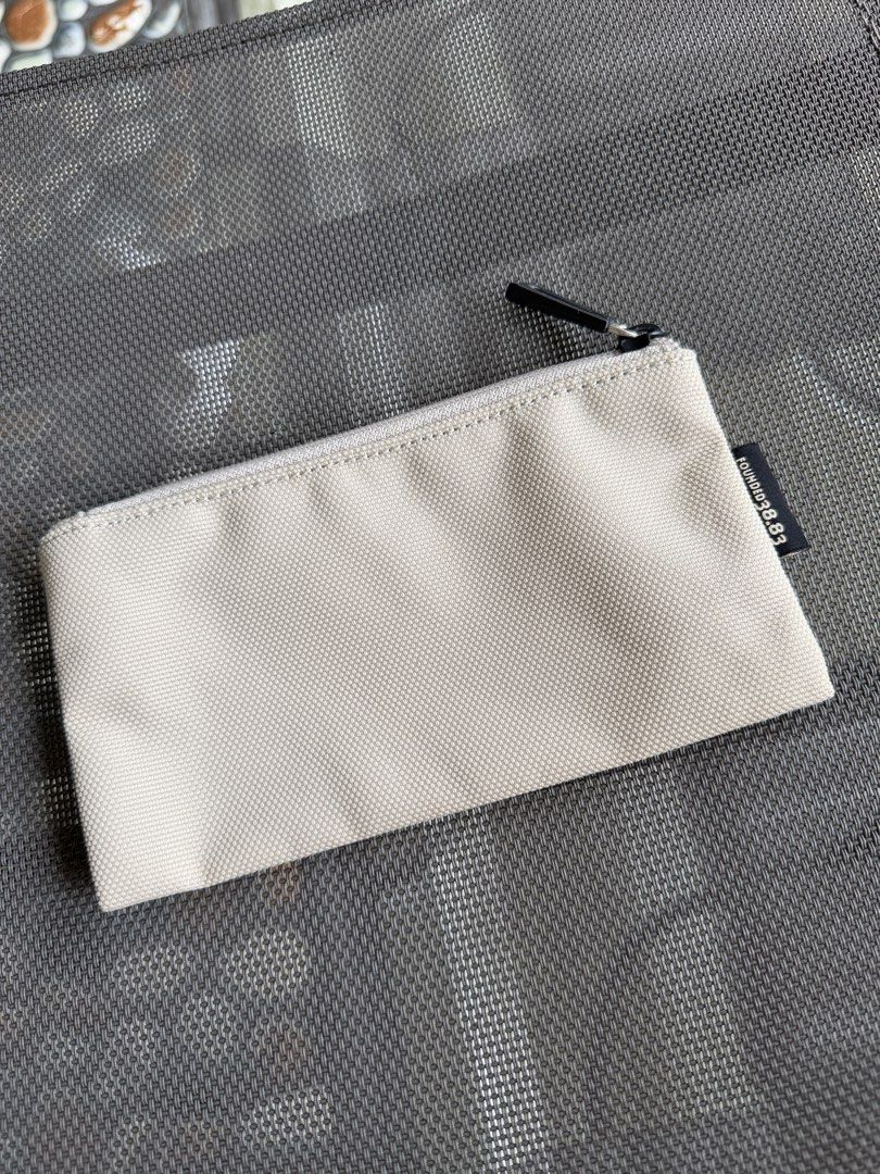 Kangol Canvas Zipper Pouch (Category: Purses & Pouches) located in Cadiz. Submitted by solynb28 (Listing ID 1466777507, Image 3). Description: -clean and ready to use -na alis yung original zipper puller, kaya ne rplace ng ibang puller but not noticeable nmn -slightly negotiable ▫️what you see is what you get▫️colors may vary due tolighting▫️buy at your own risk ▫️no long reservation, unless the item is paid▫️payment 1st policy▫️no return, no exc