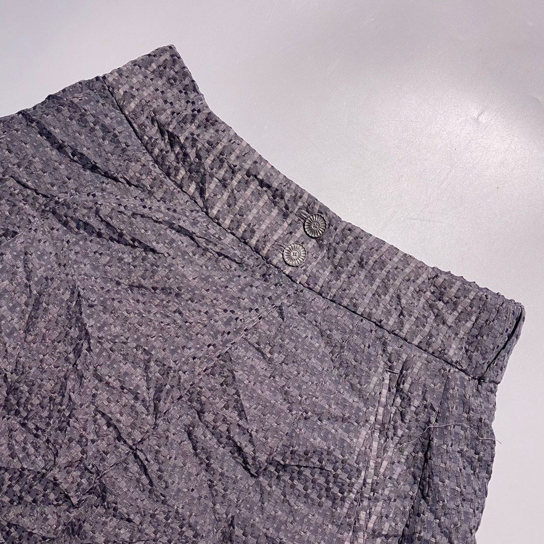 Karl Lagerfield Elastic Long Skirt (Category: Skirts) located in Bacolod City. Submitted by quiarakazelxx (Listing ID 1466920142, Image 2). Description: Size: Large Waist: 28-29 Length: 29 Flaws: None •like new Pm to purchase📩 Negotiable.