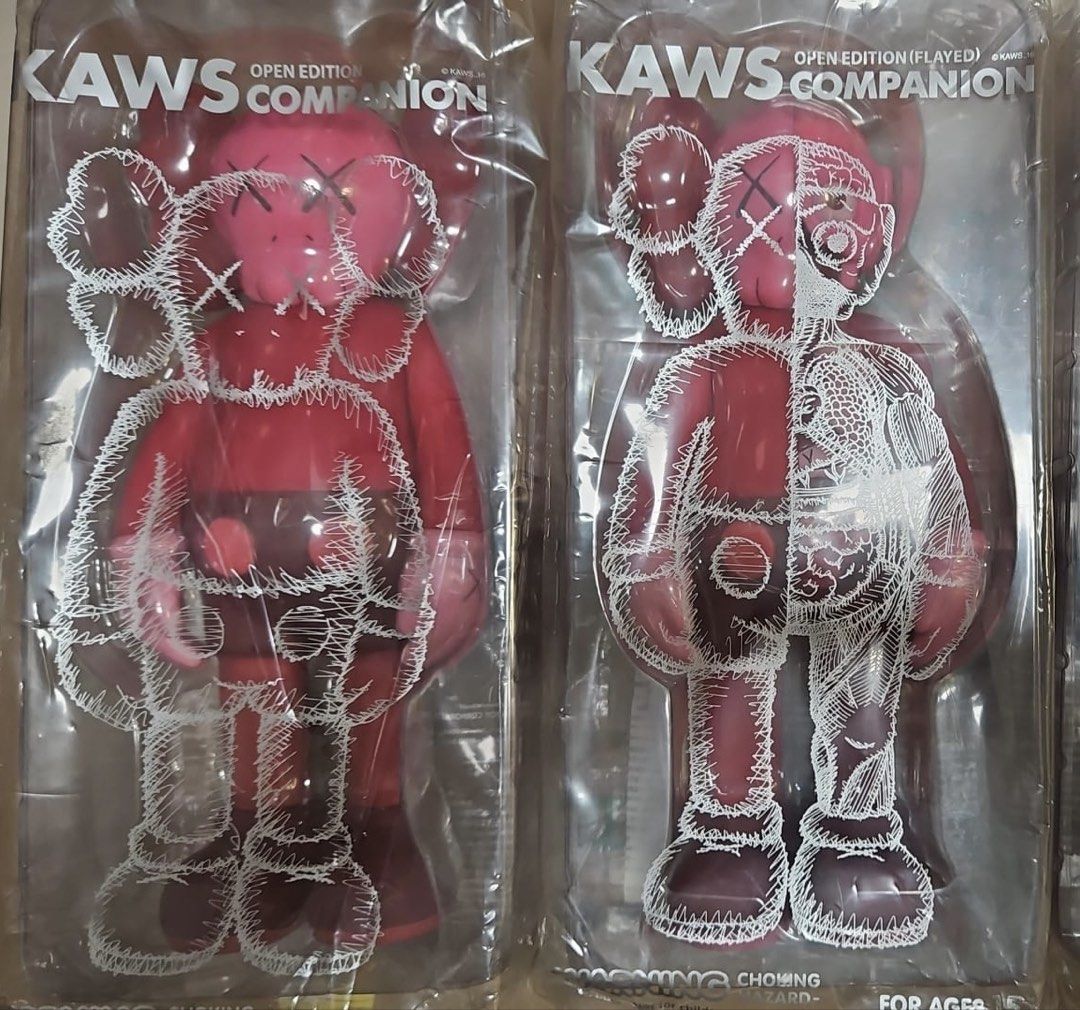 KAWS Companion Open Edition Flayed pair. Red 搪膠公仔 （分類：設計師玩具及盲盒）位於 Hong Kong。 由 happysellingclothing 提交（商品編號 1466897634，圖片 1）。簡介： 朋友放售 KAWS Companion 同埋 Flayed Companion 搪膠公仔一套兩隻，經典紅色，擺喺屋企或者工作室做裝飾一流。原裝膠袋包裝，未拆過。盒都喺度，有興趣可以留低聯絡傾，順豐到付或者旺角交收都得。。