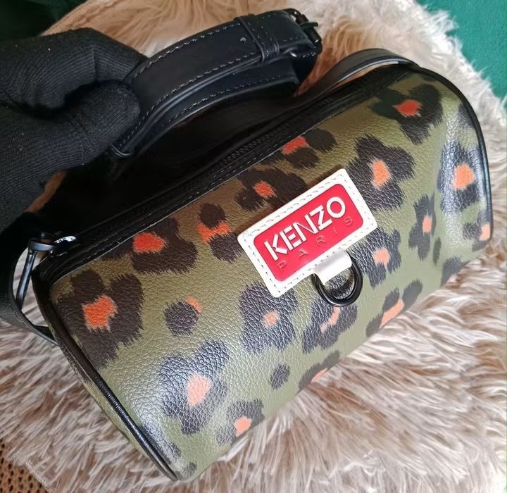 Kenzzooo barrel (Category: Cross-body Bags) located in Angeles City. Submitted by mjshoppingretail (Listing ID 1466927266, Image 2). Description: orig kenzo.